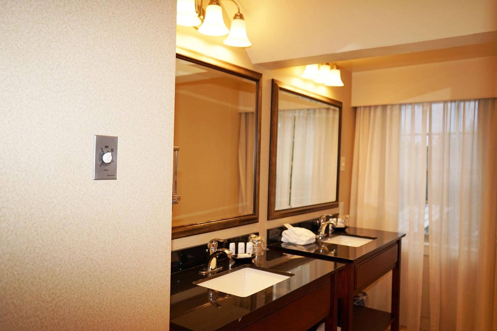 Wingate by Wyndham Bellingham Heritage Inn interior in Bellingham, WA — gallery photo 2