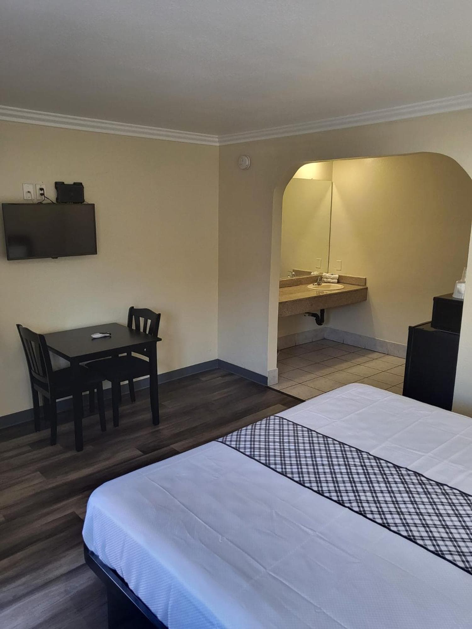 Budget Inn property views in North Hills, CA — gallery photo 3