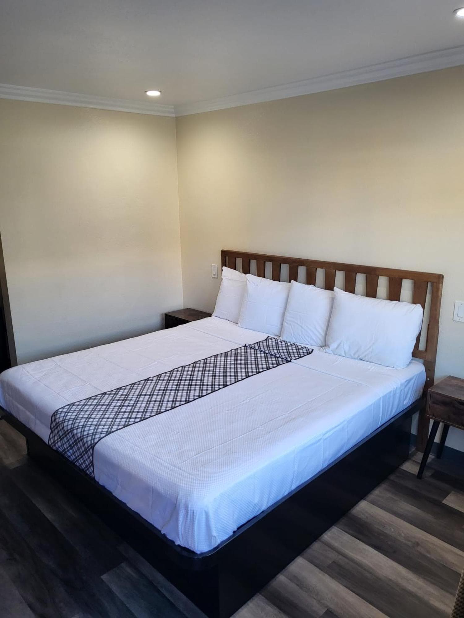 Budget Inn interior in North Hills, CA — gallery photo 2
