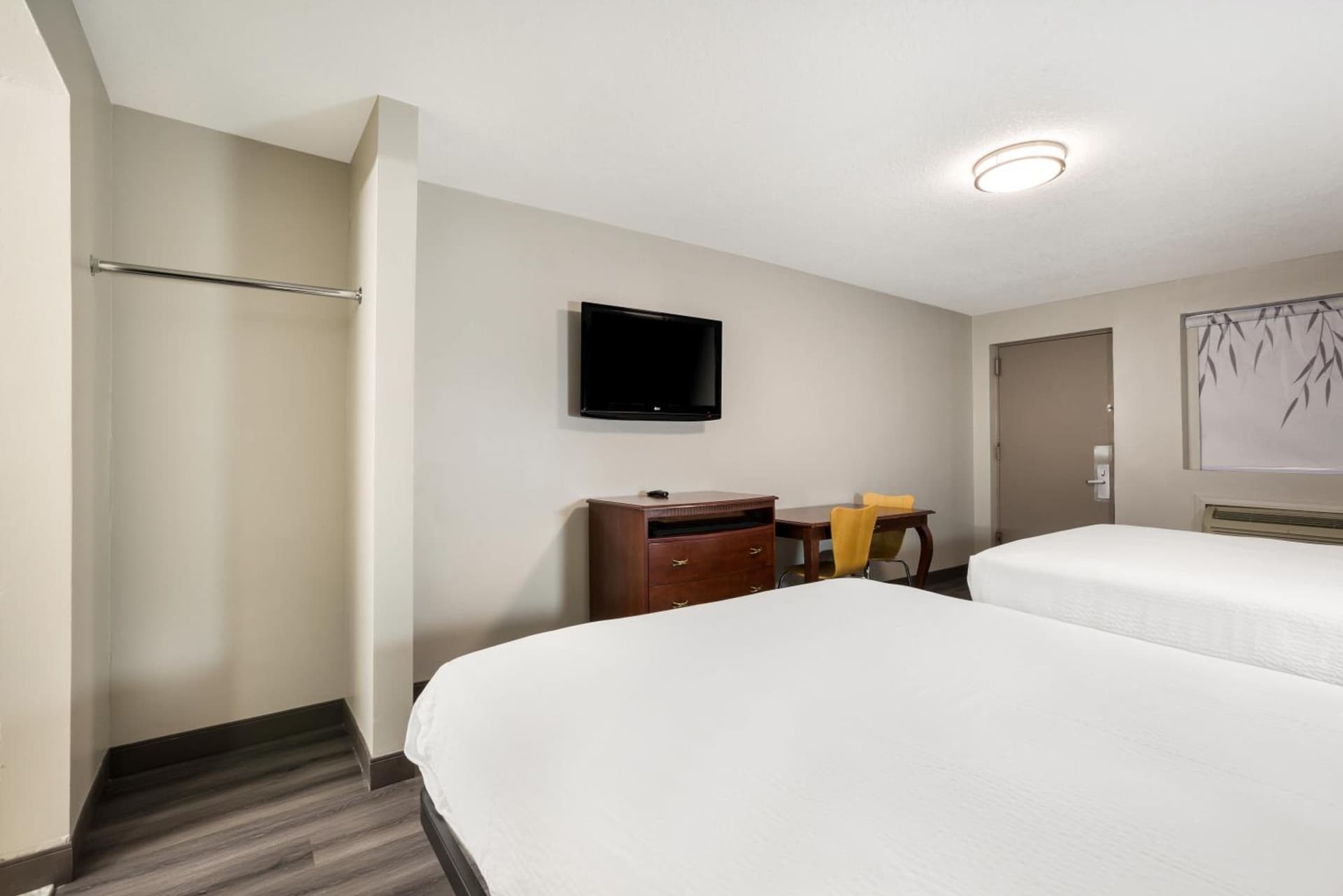 Red Carpet inn Edison interior in Edison — gallery photo 2