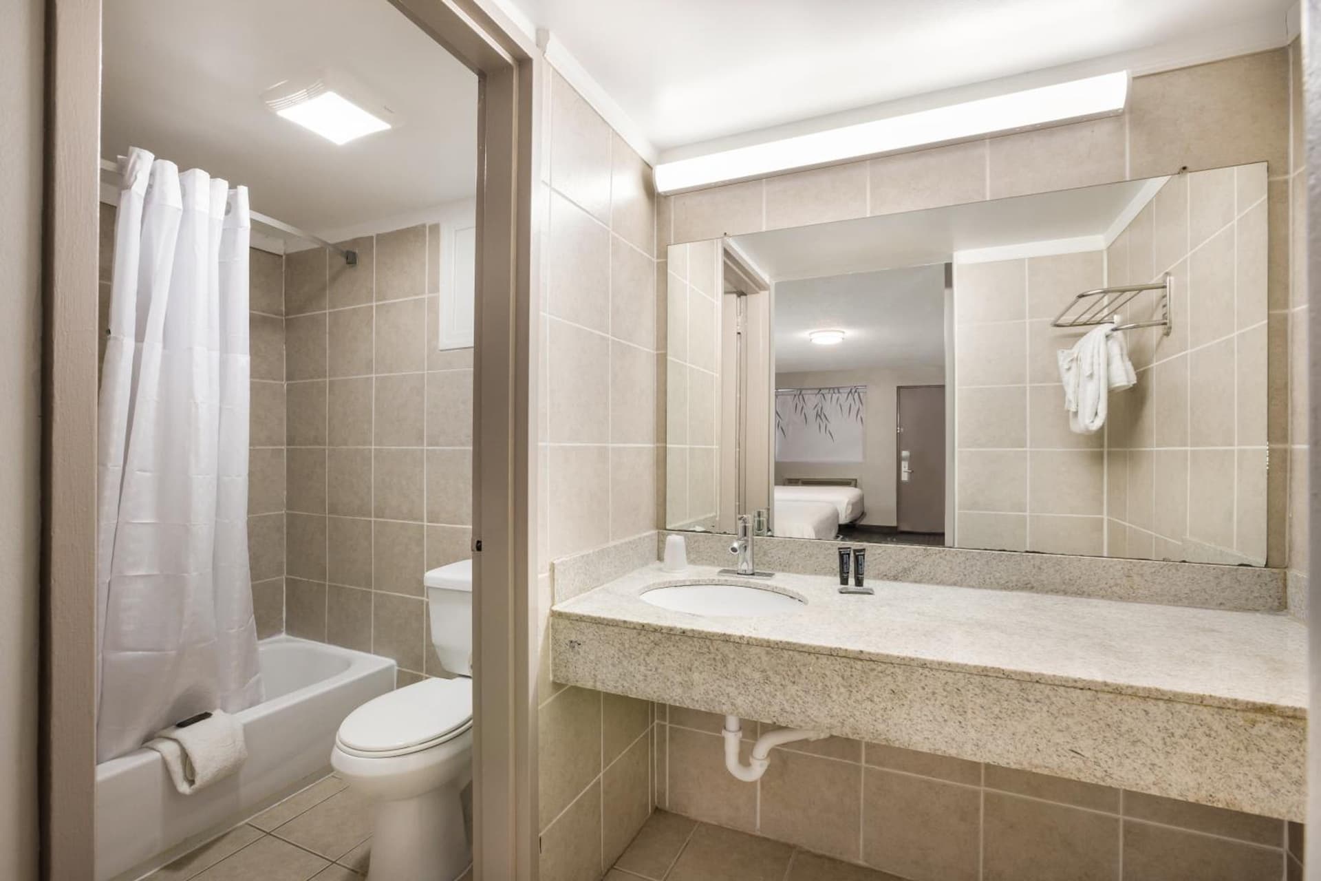 Red Carpet inn Edison property views in Edison — gallery photo 3