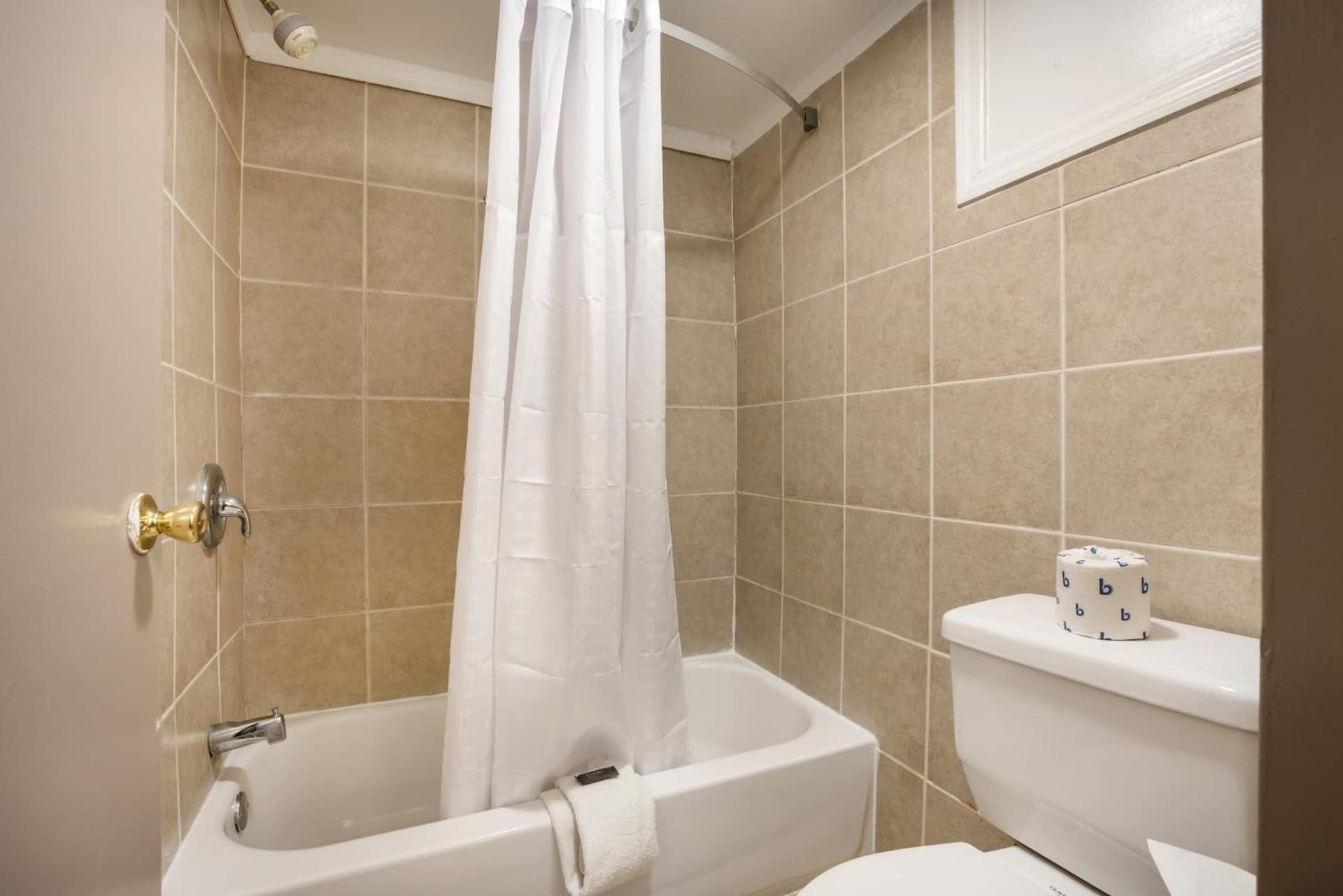 Red Carpet inn Edison interior in Edison — gallery photo 2