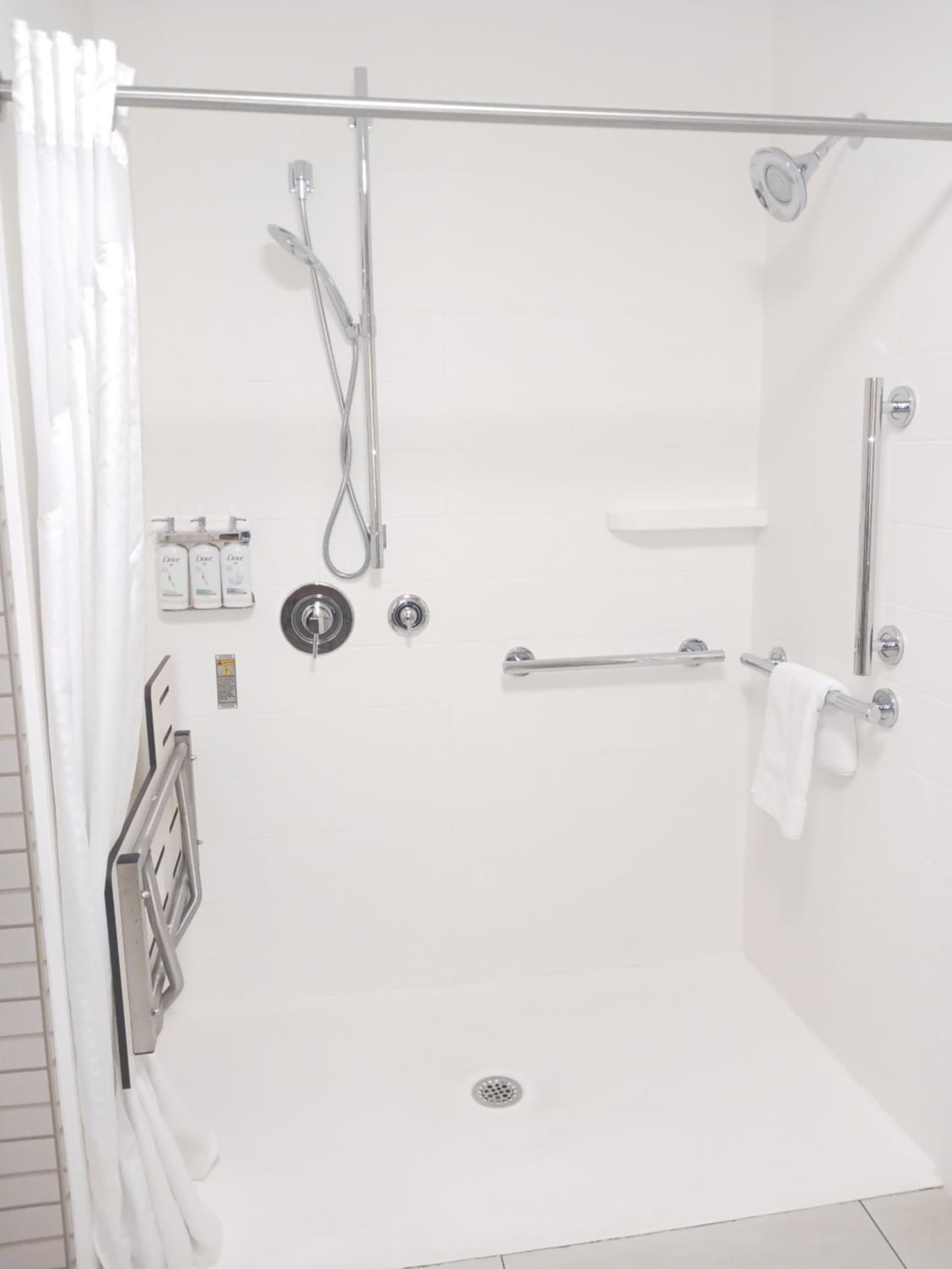 Holiday Inn Express & Suites Gainesville - Lake Lanier Area by IHG interior in Gainesville, GA — gallery photo 2