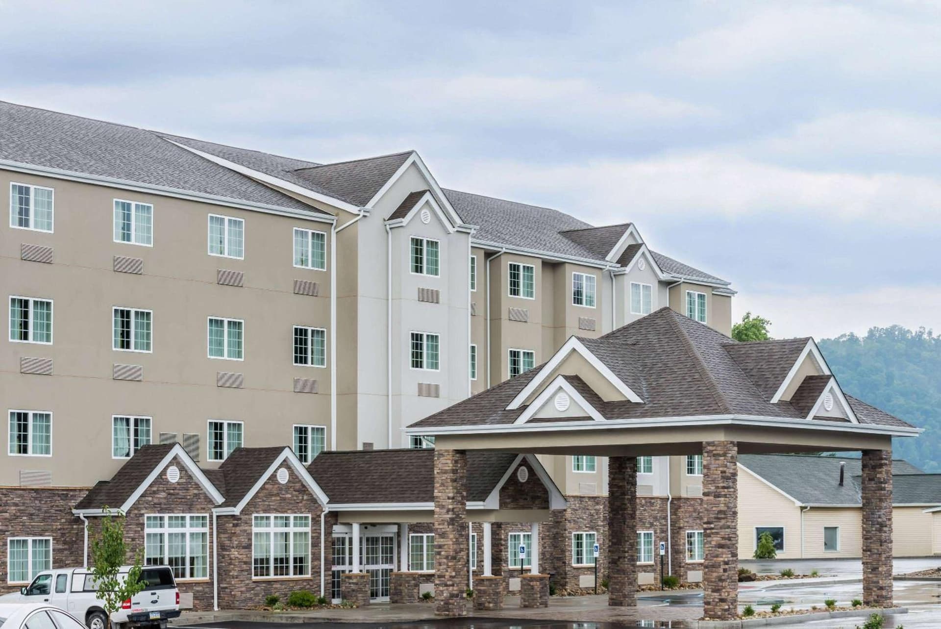 Microtel Inn & Suites by Wyndham New Martinsville interior in New Martinsville, WV — gallery photo 2