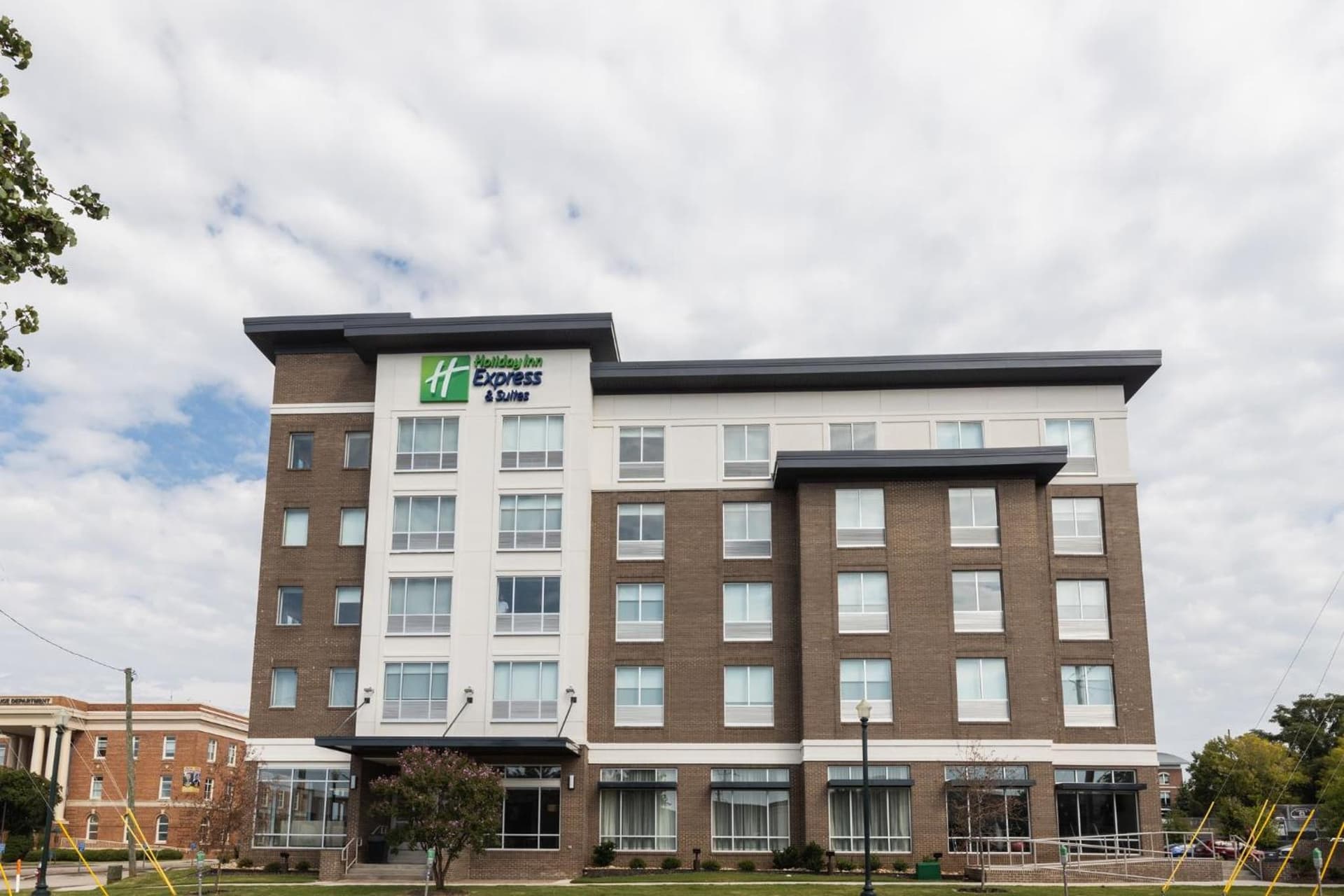 Holiday Inn Express & Suites Columbia Downtown The Vista by IHG featured exterior or lobby in Columbia, SC — similar hotel