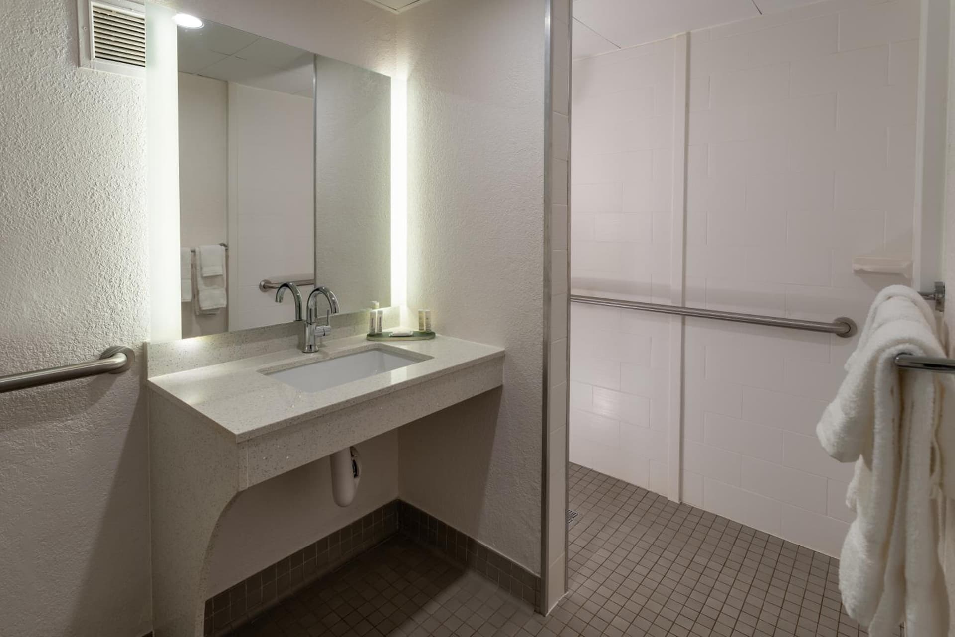 Baymont by Wyndham White Plains - Elmsford gallery photo in Elmsford, NY — image 7