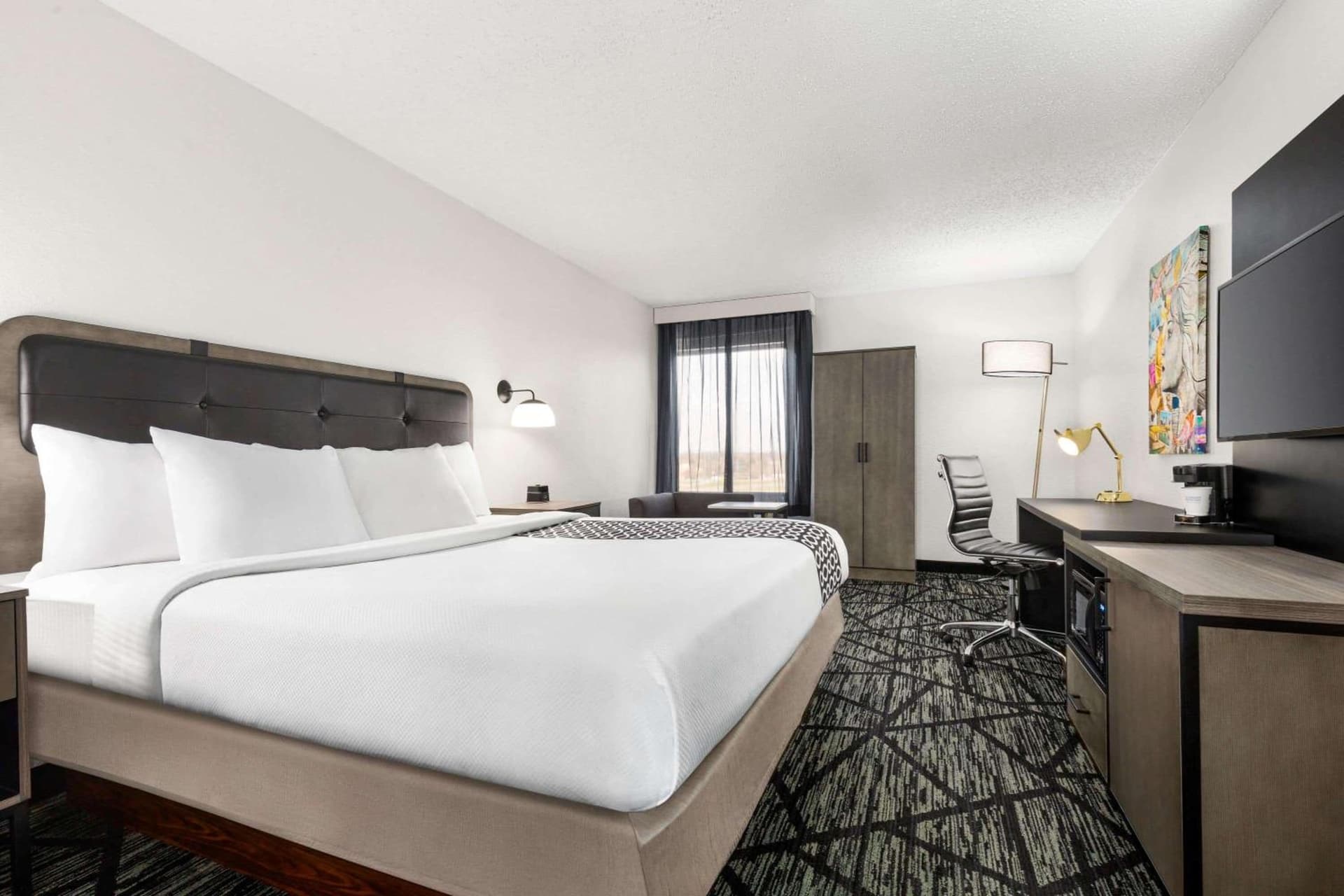 La Quinta Inn & Suites by Wyndham Cleveland Airport West gallery photo in North Olmsted, OH — image 8
