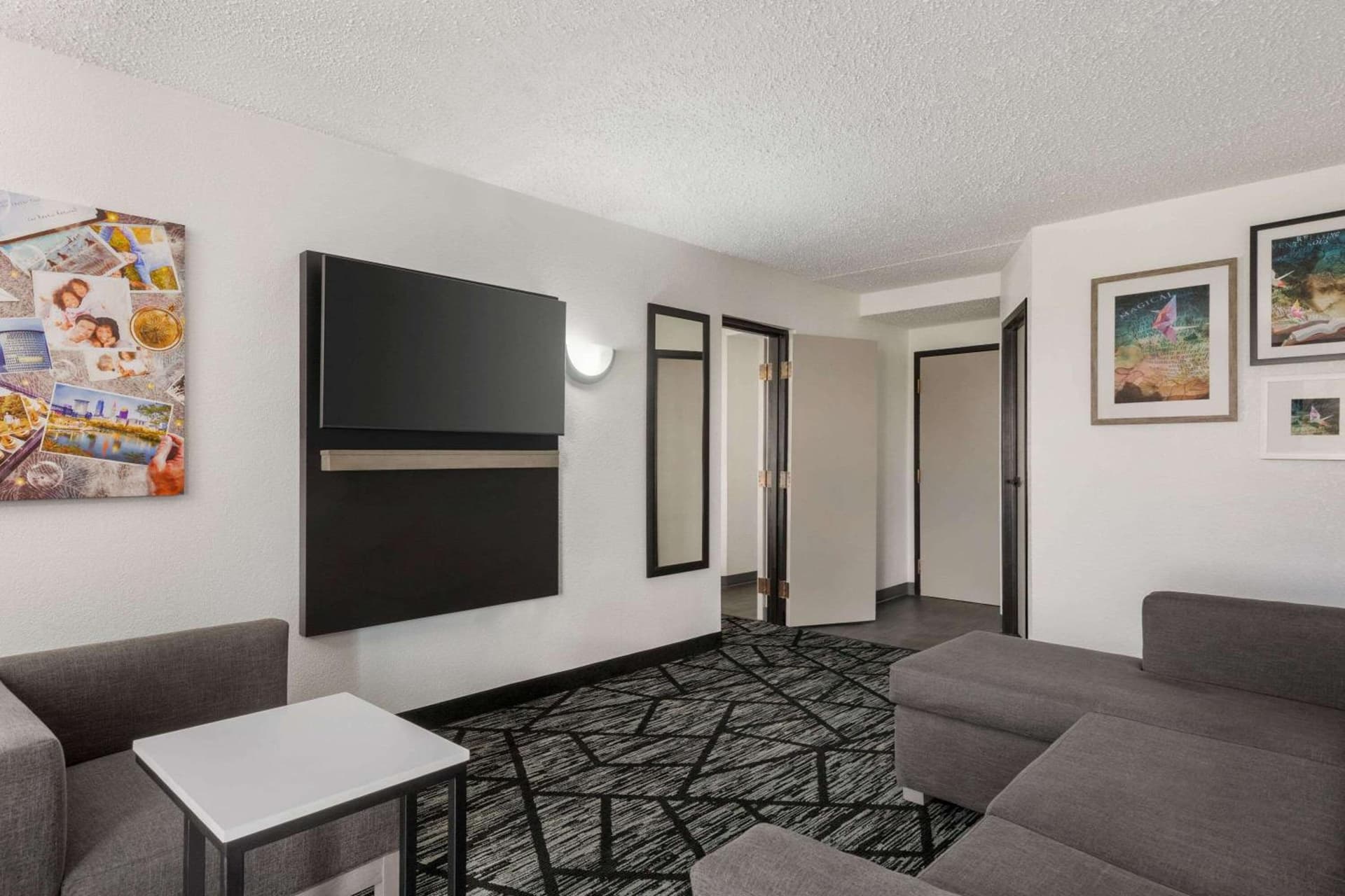La Quinta Inn & Suites by Wyndham Cleveland Airport West gallery photo in North Olmsted, OH — image 9