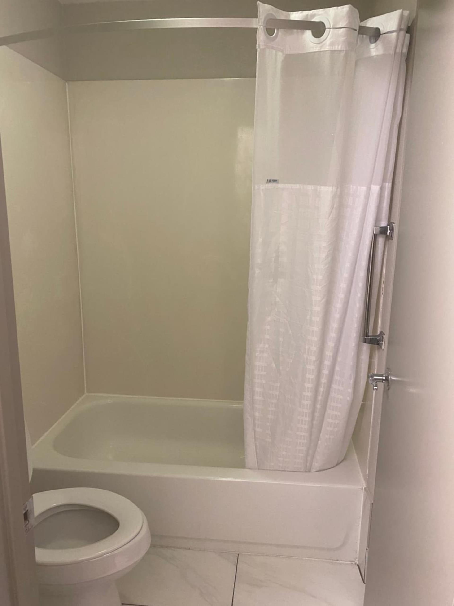 Days Inn by Wyndham Lake City I-10 interior in Lake City, FL — gallery photo 2