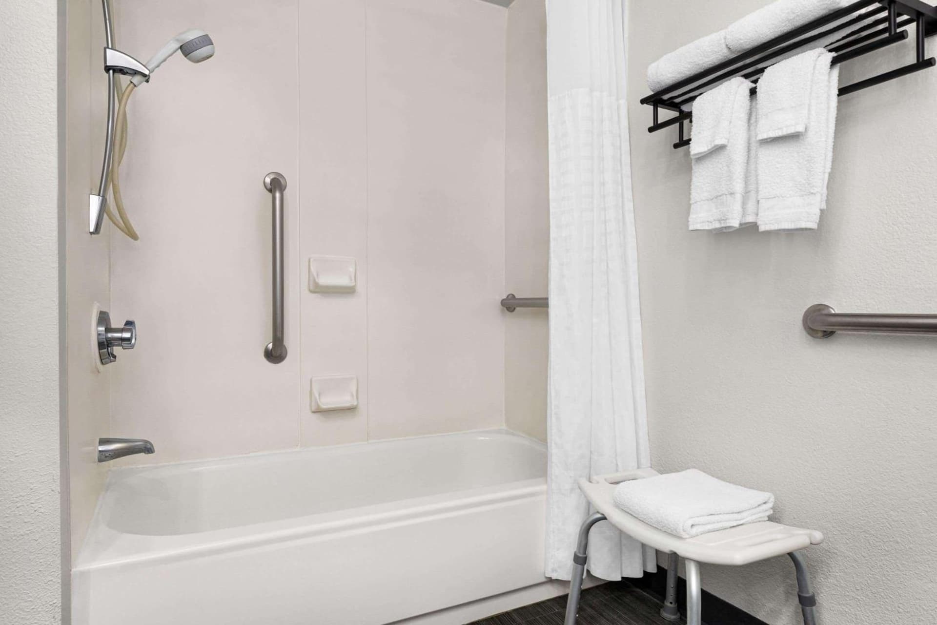 La Quinta Inn & Suites by Wyndham Cleveland Airport West gallery photo in North Olmsted, OH — image 47