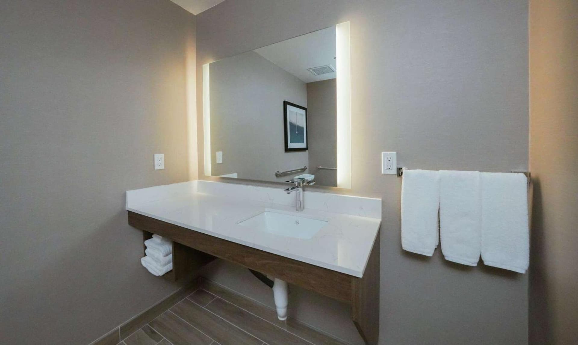 La Quinta Inn & Suites by Wyndham Santa Cruz gallery photo in Santa Cruz, CA — image 97
