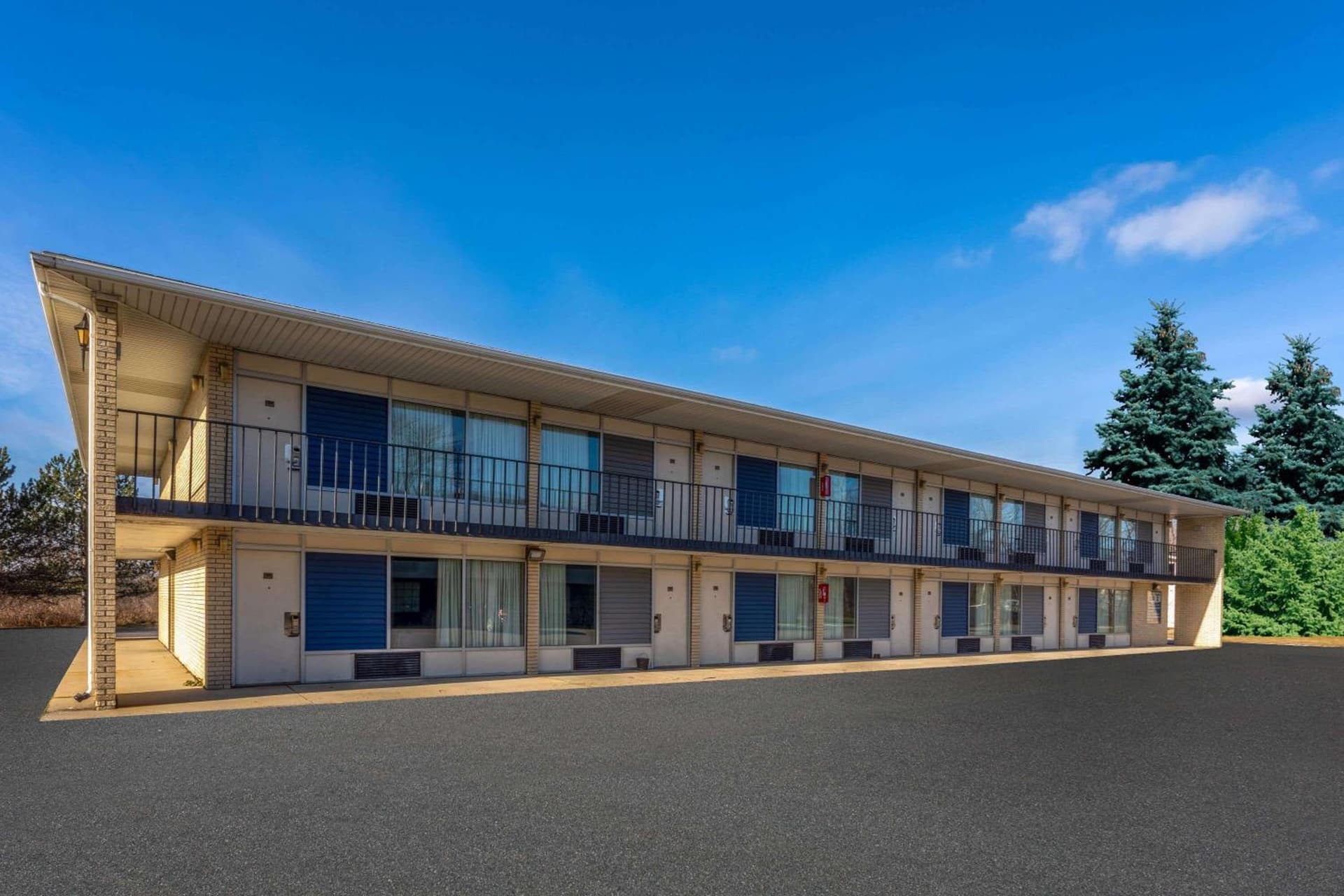 Days Inn by Wyndham Birch Run interior in Birch Run, MI — gallery photo 2