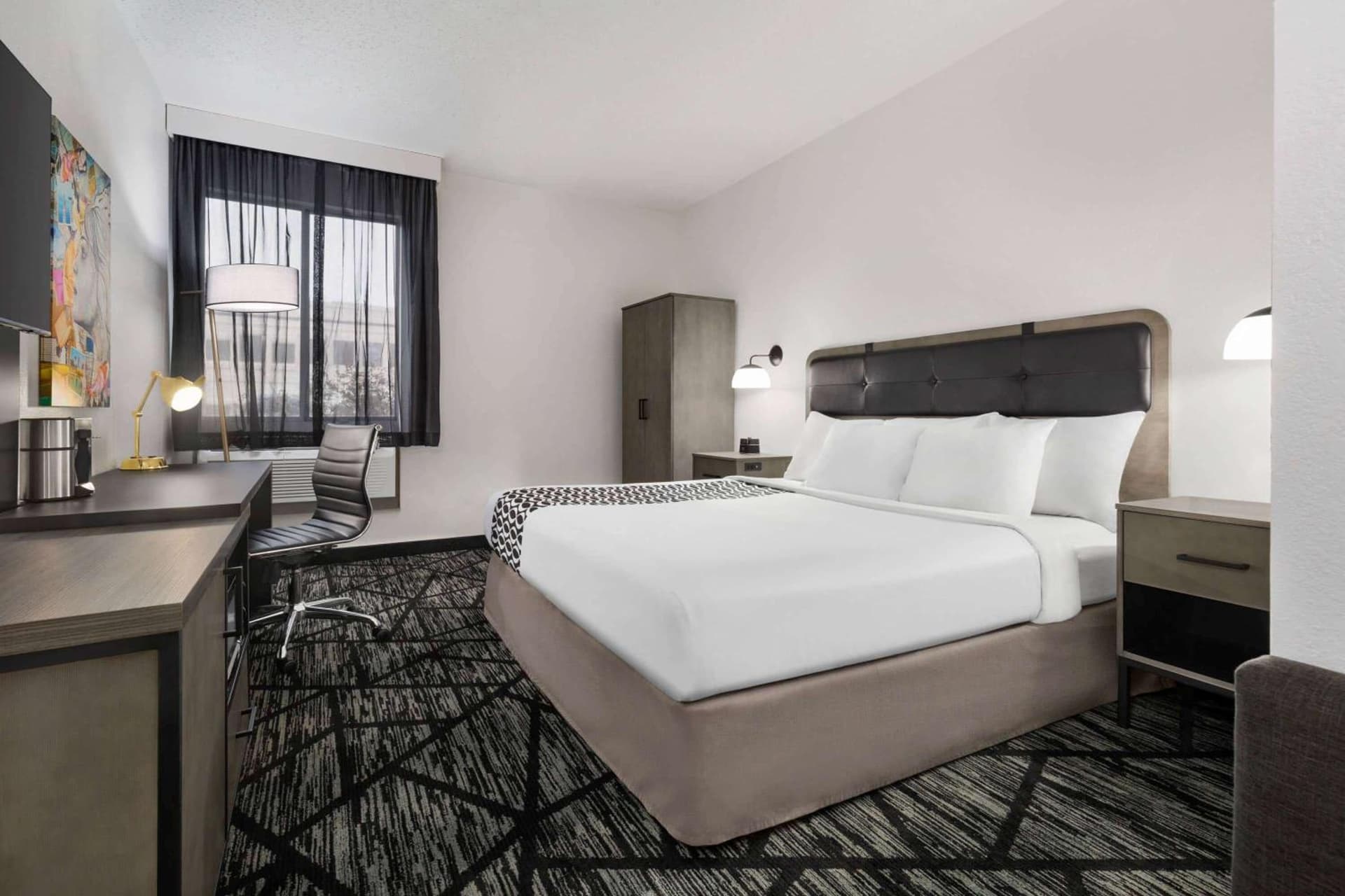 La Quinta Inn & Suites by Wyndham Cleveland Airport West gallery photo in North Olmsted, OH — image 5