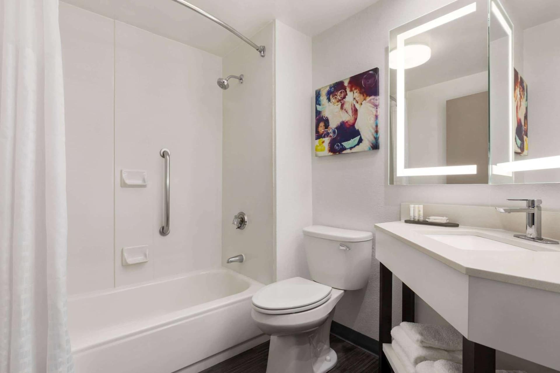 La Quinta Inn & Suites by Wyndham Cleveland Airport West gallery photo in North Olmsted, OH — image 48