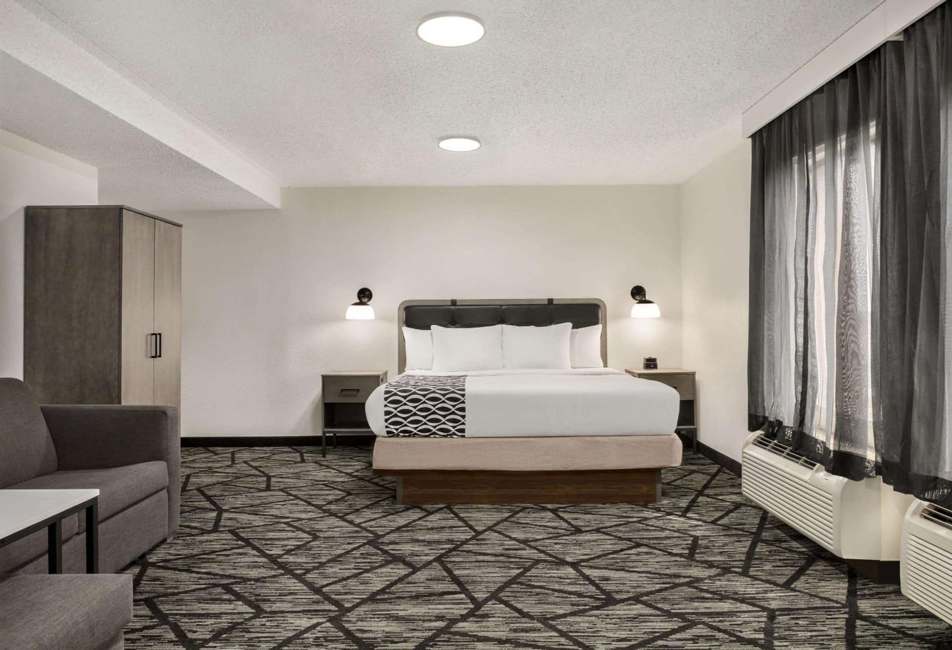 La Quinta Inn & Suites by Wyndham Cleveland Airport West gallery photo in North Olmsted, OH — image 4