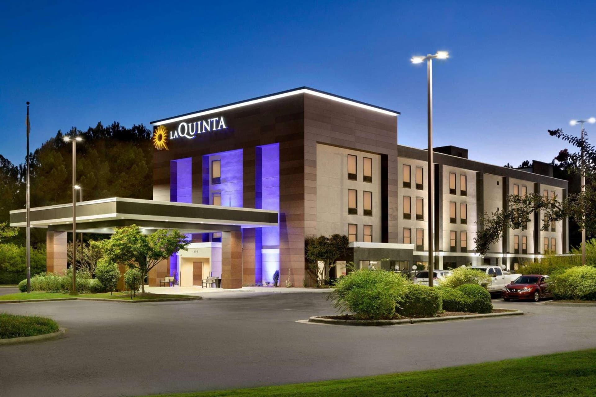 La Quinta Inn & Suites by Wyndham Selma/Smithfield I-95 interior in Selma, NC — gallery photo 2