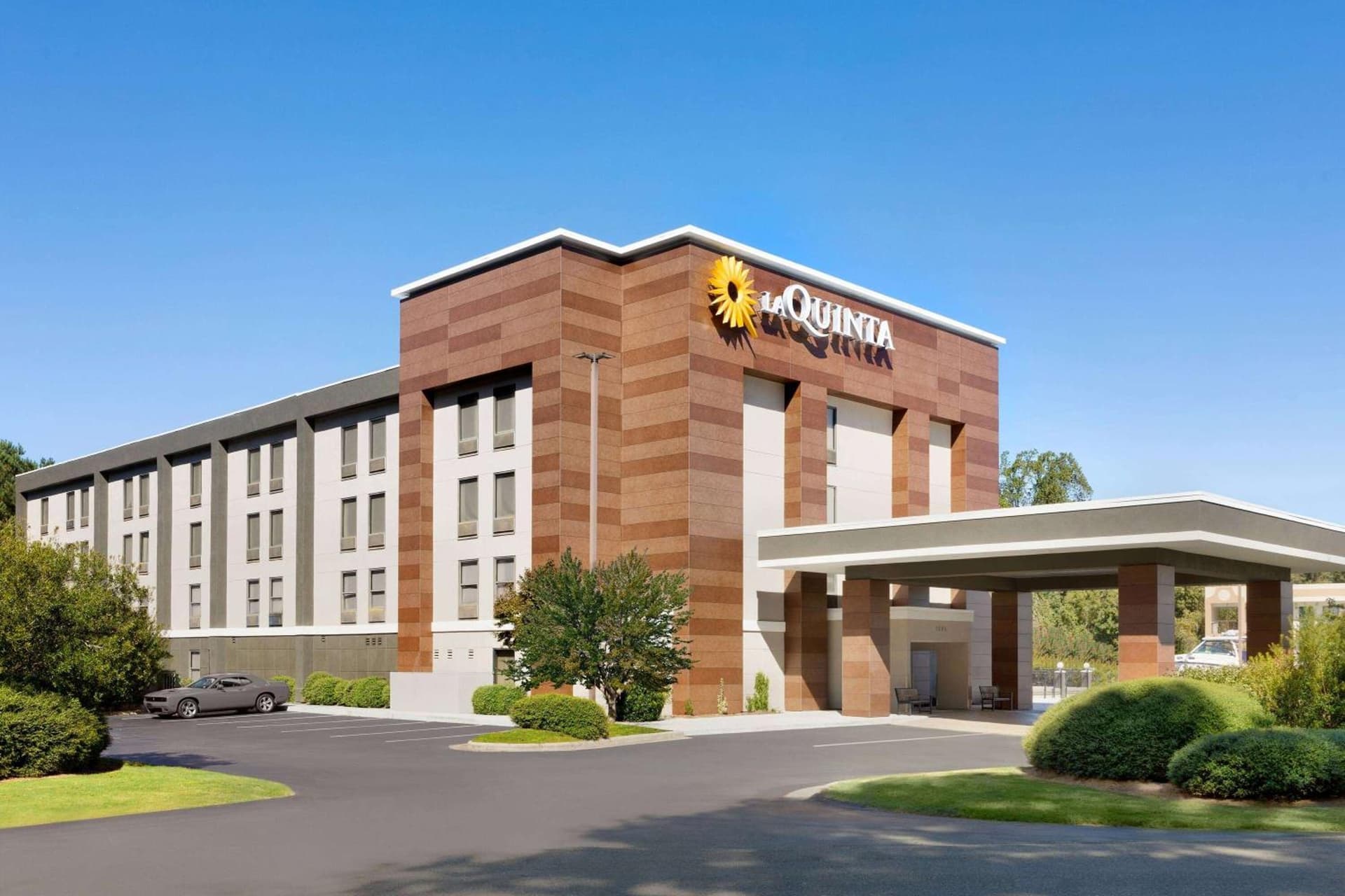 La Quinta Inn & Suites by Wyndham Selma/Smithfield I-95 property views in Selma, NC — gallery photo 3