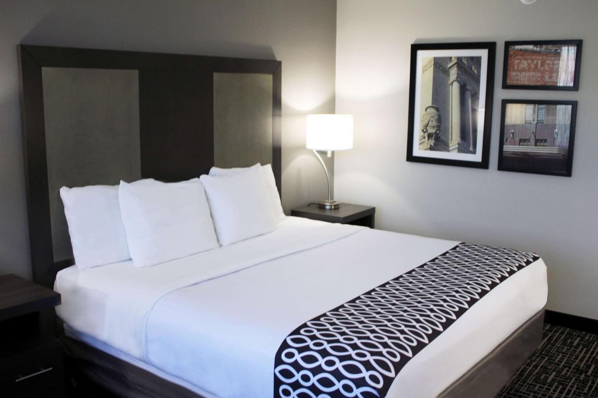 La Quinta Inn & Suites by Wyndham Indianapolis Downtown gallery photo in Indianapolis, IN — image 10