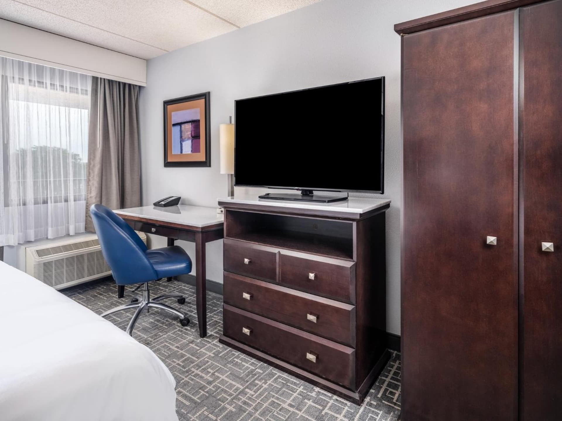 Crowne Plaza Milwaukee Airport by IHG interior in Milwaukee, WI — gallery photo 2