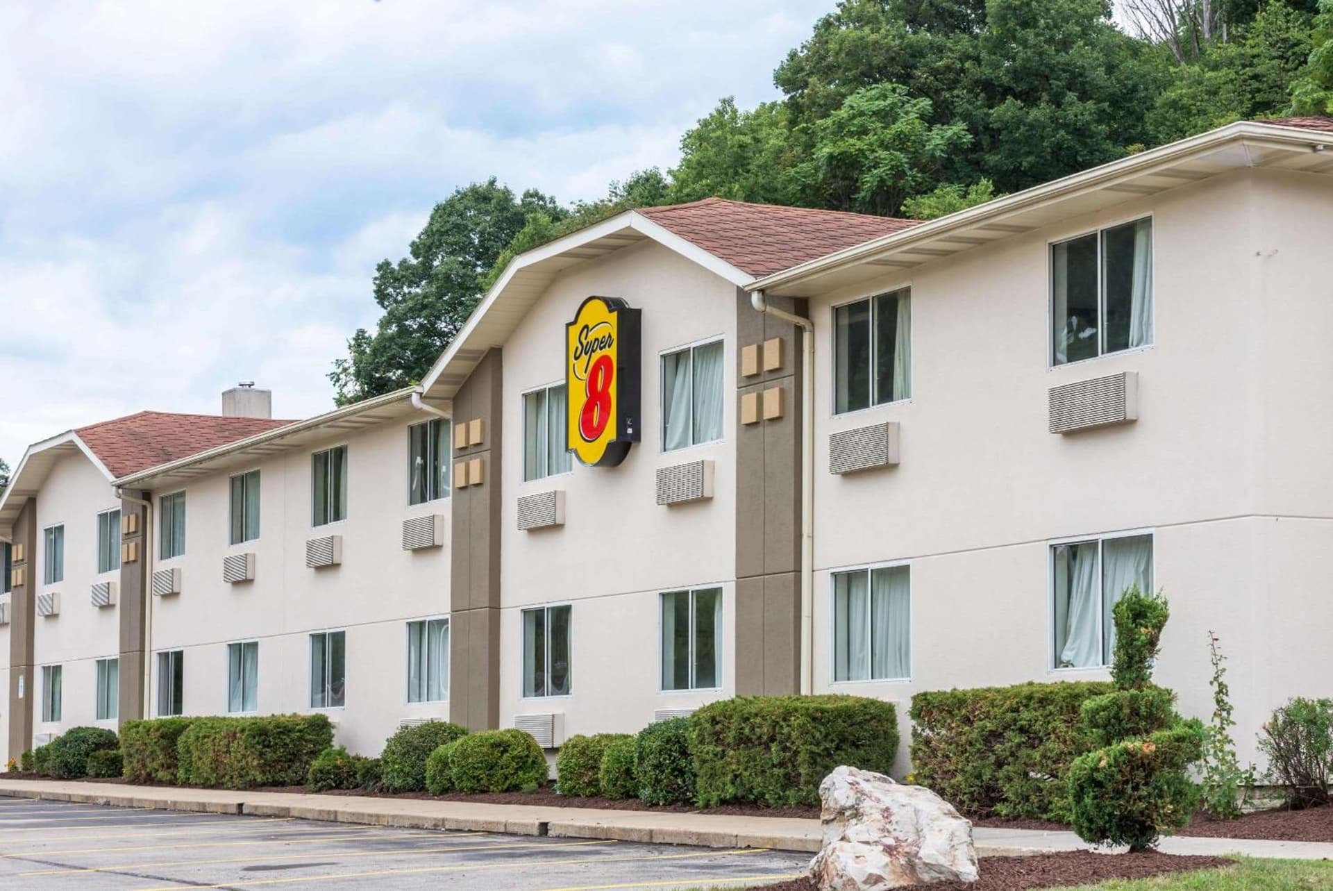 Super 8 by Wyndham Pittsburgh/Monroeville interior in Monroeville, PA — gallery photo 2