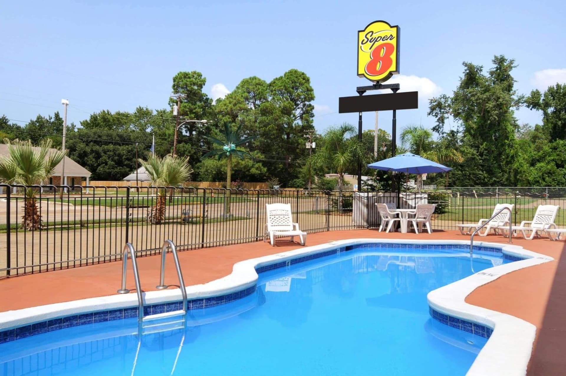 Super 8 by Wyndham Shreveport interior in Shreveport, LA — gallery photo 2
