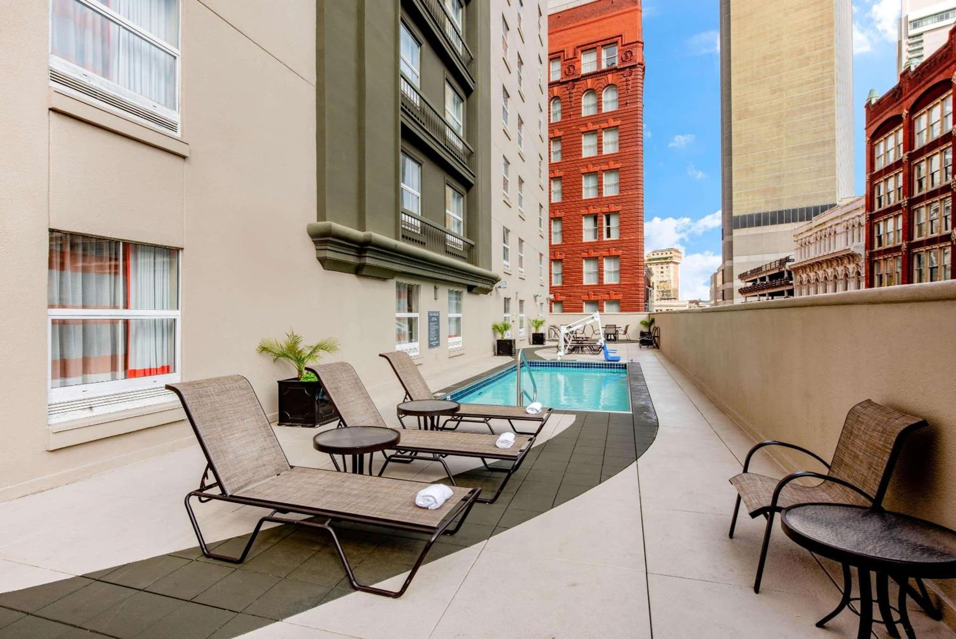 La Quinta Inn & Suites by Wyndham New Orleans Downtown gallery photo in New Orleans, LA — image 6