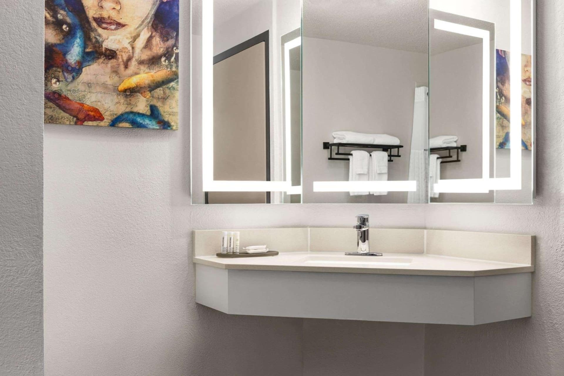 La Quinta Inn & Suites by Wyndham Cleveland Airport West gallery photo in North Olmsted, OH — image 37