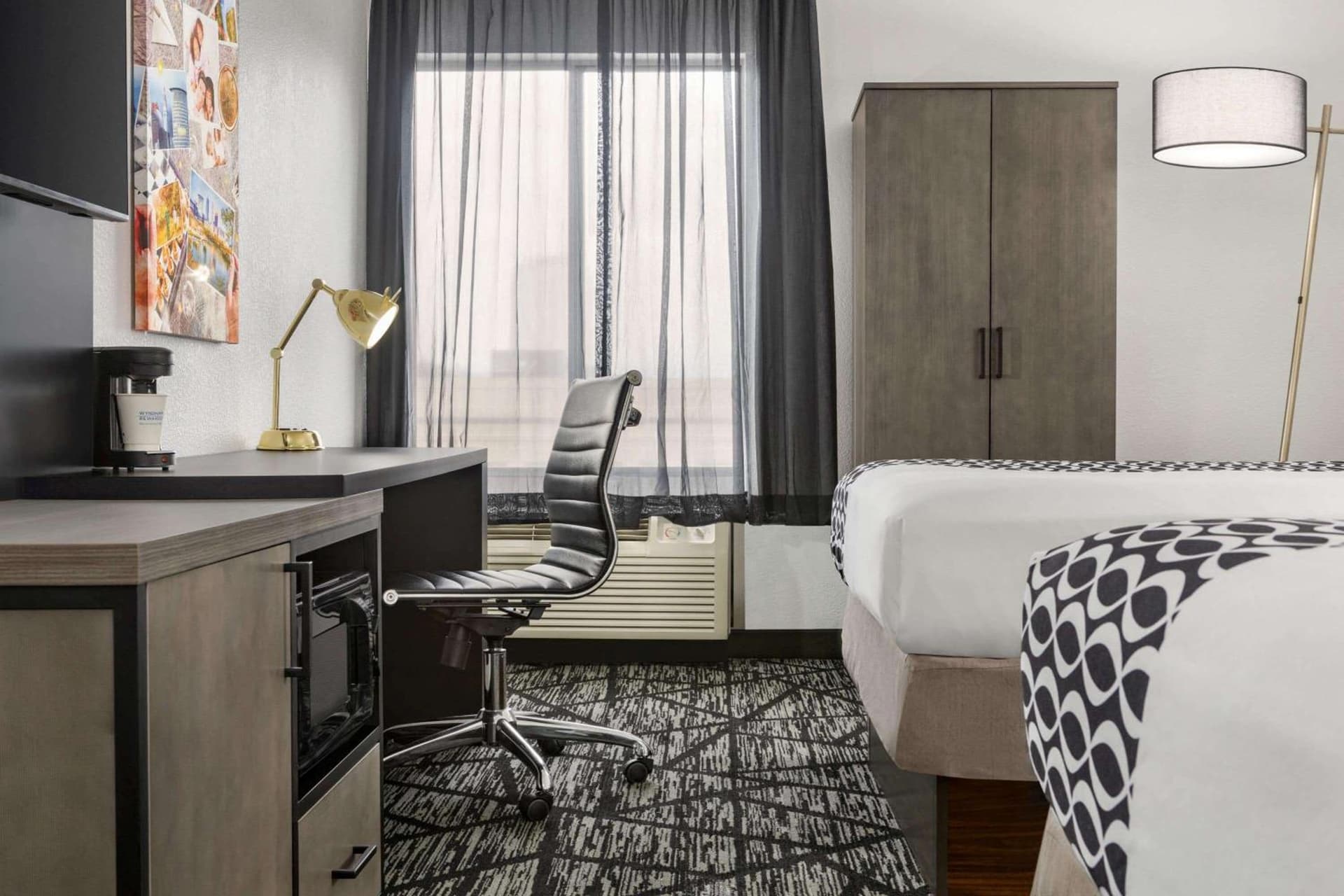 La Quinta Inn & Suites by Wyndham Cleveland Airport West gallery photo in North Olmsted, OH — image 6