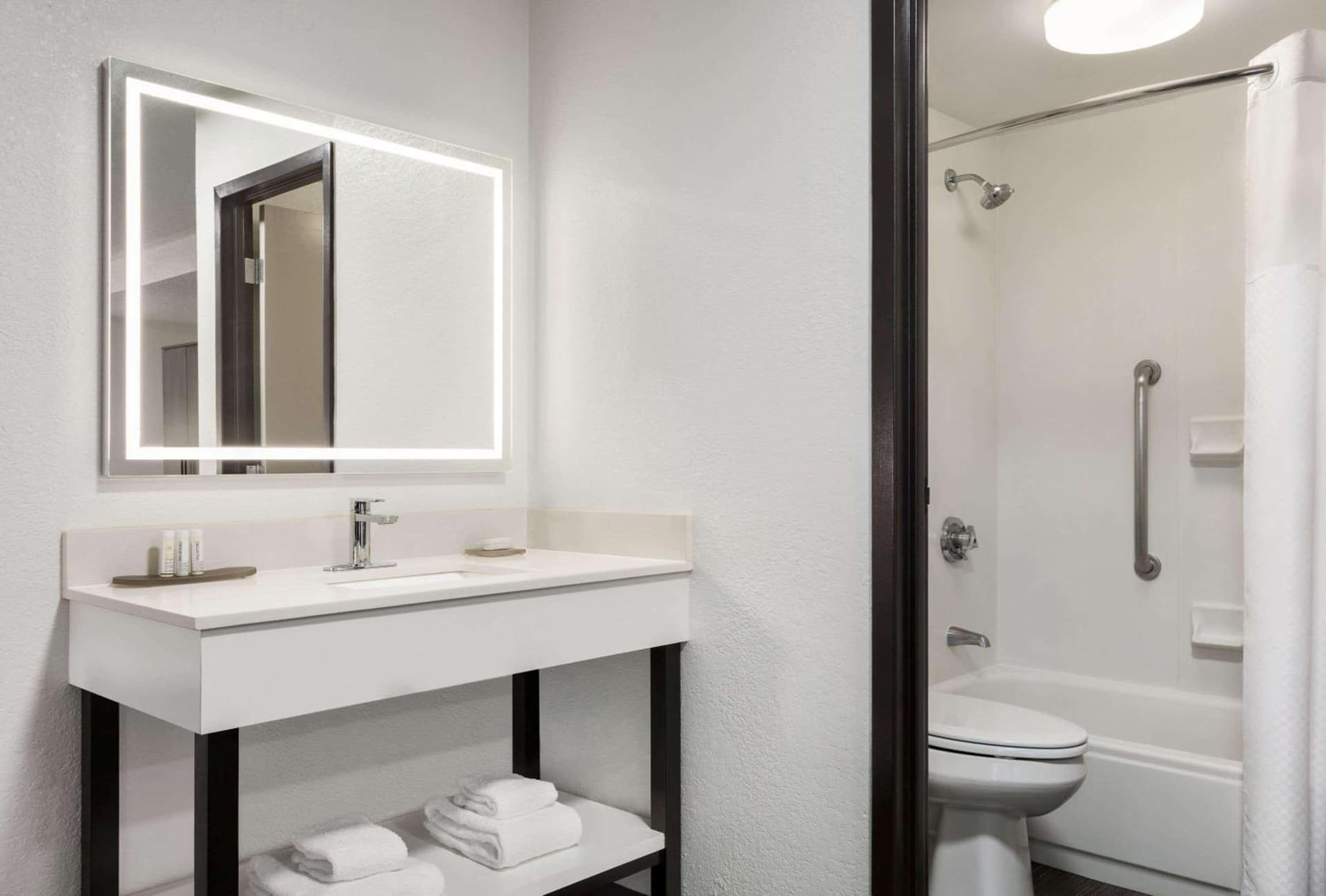 La Quinta Inn & Suites by Wyndham Cleveland Airport West gallery photo in North Olmsted, OH — image 41