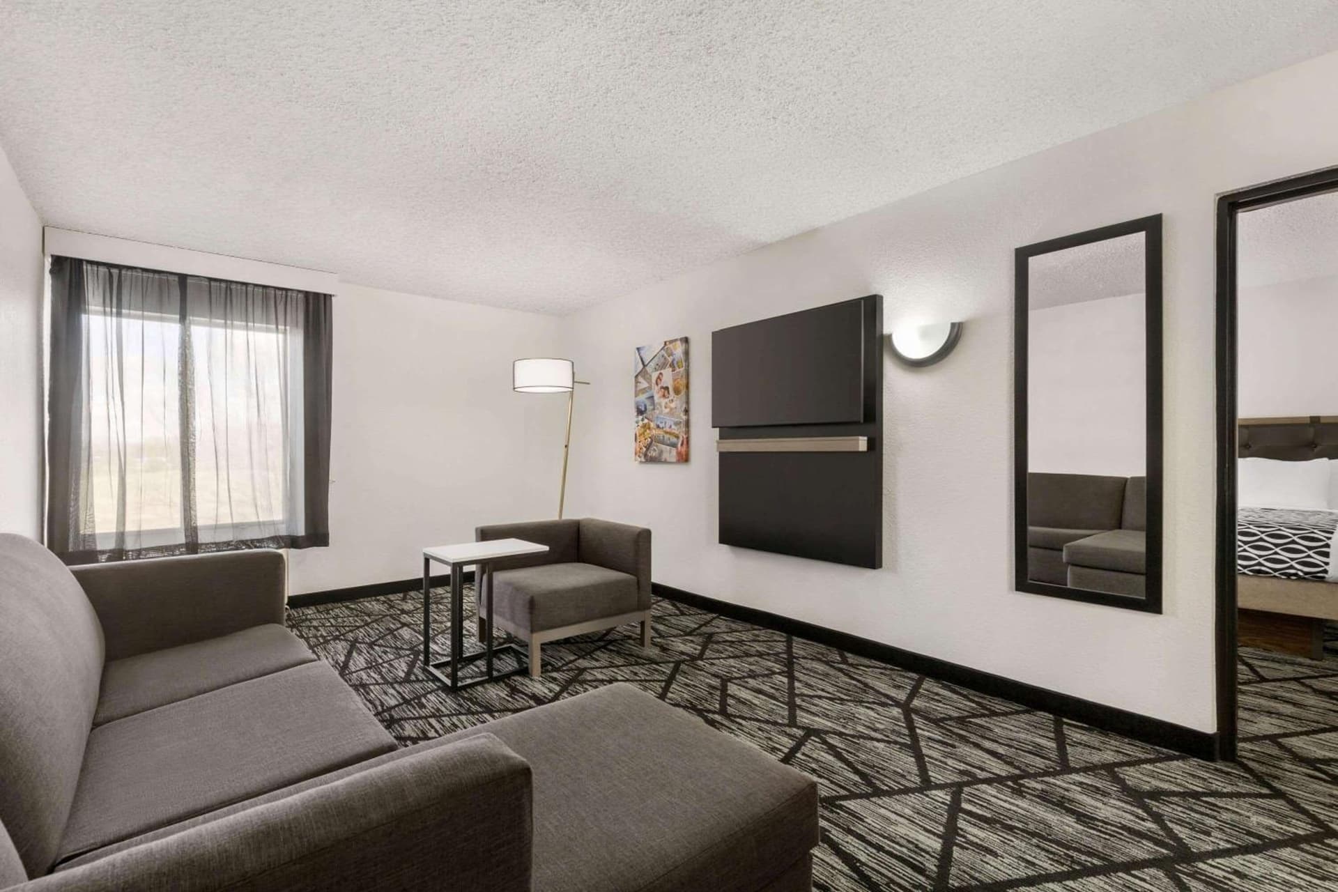La Quinta Inn & Suites by Wyndham Cleveland Airport West gallery photo in North Olmsted, OH — image 11