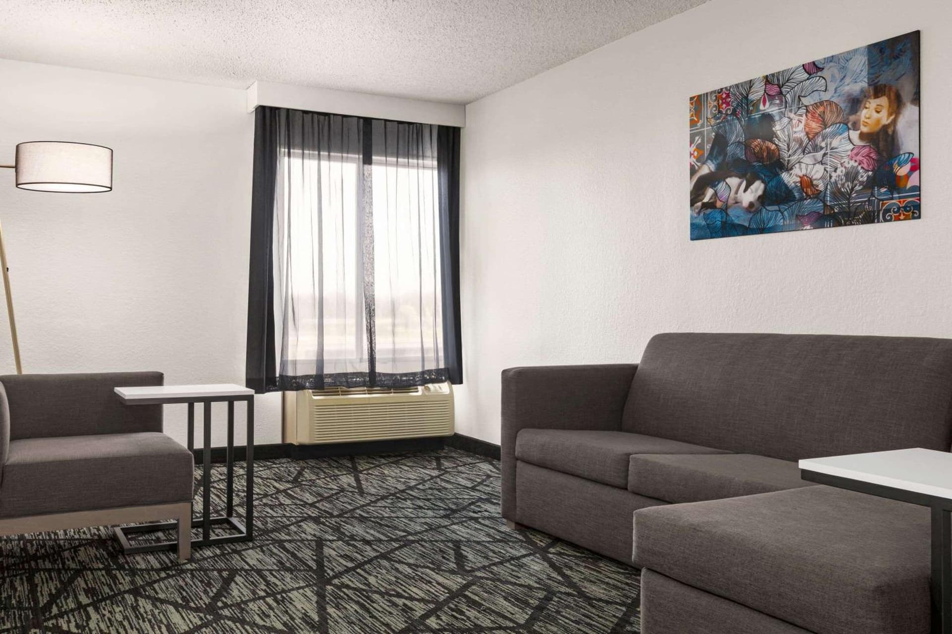 La Quinta Inn & Suites by Wyndham Cleveland Airport West gallery photo in North Olmsted, OH — image 23