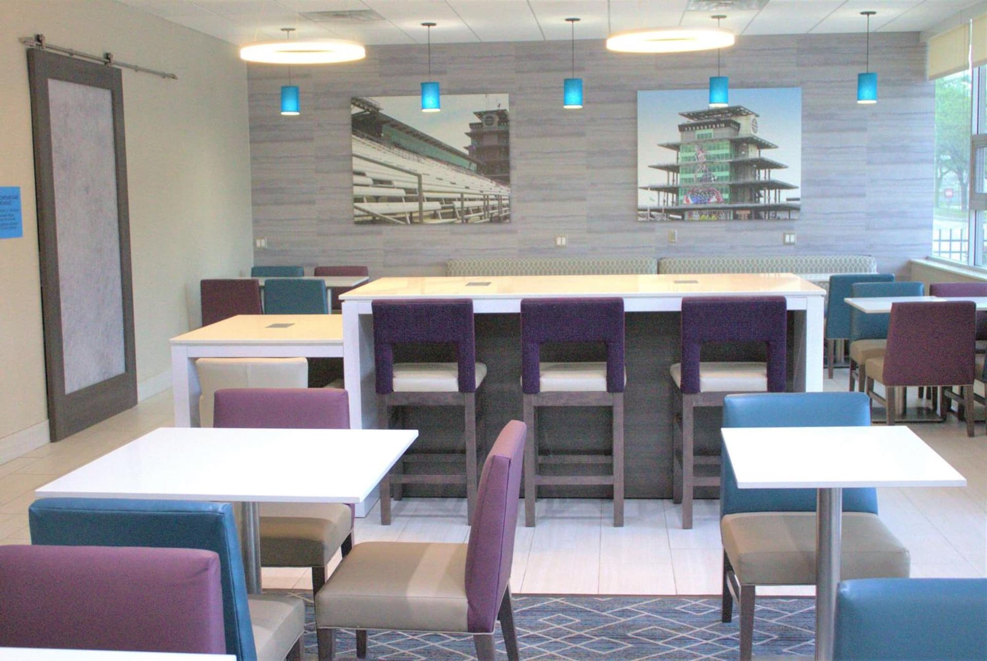 La Quinta Inn & Suites by Wyndham Indianapolis Downtown interior in Indianapolis, IN — gallery photo 2