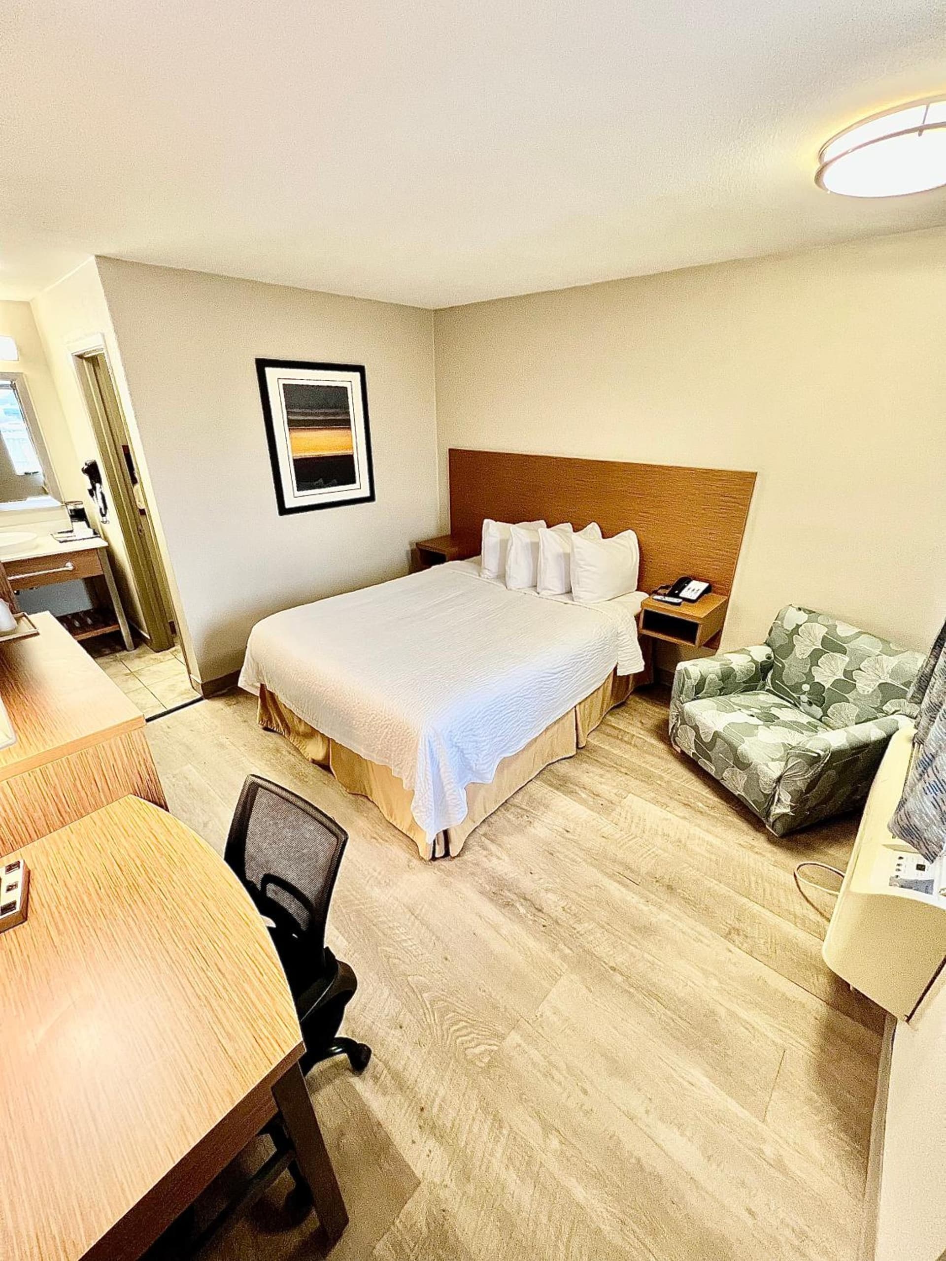 Days Inn & Suites by Wyndham Arlington Near Six Flags property views in Arlington, TX — gallery photo 3