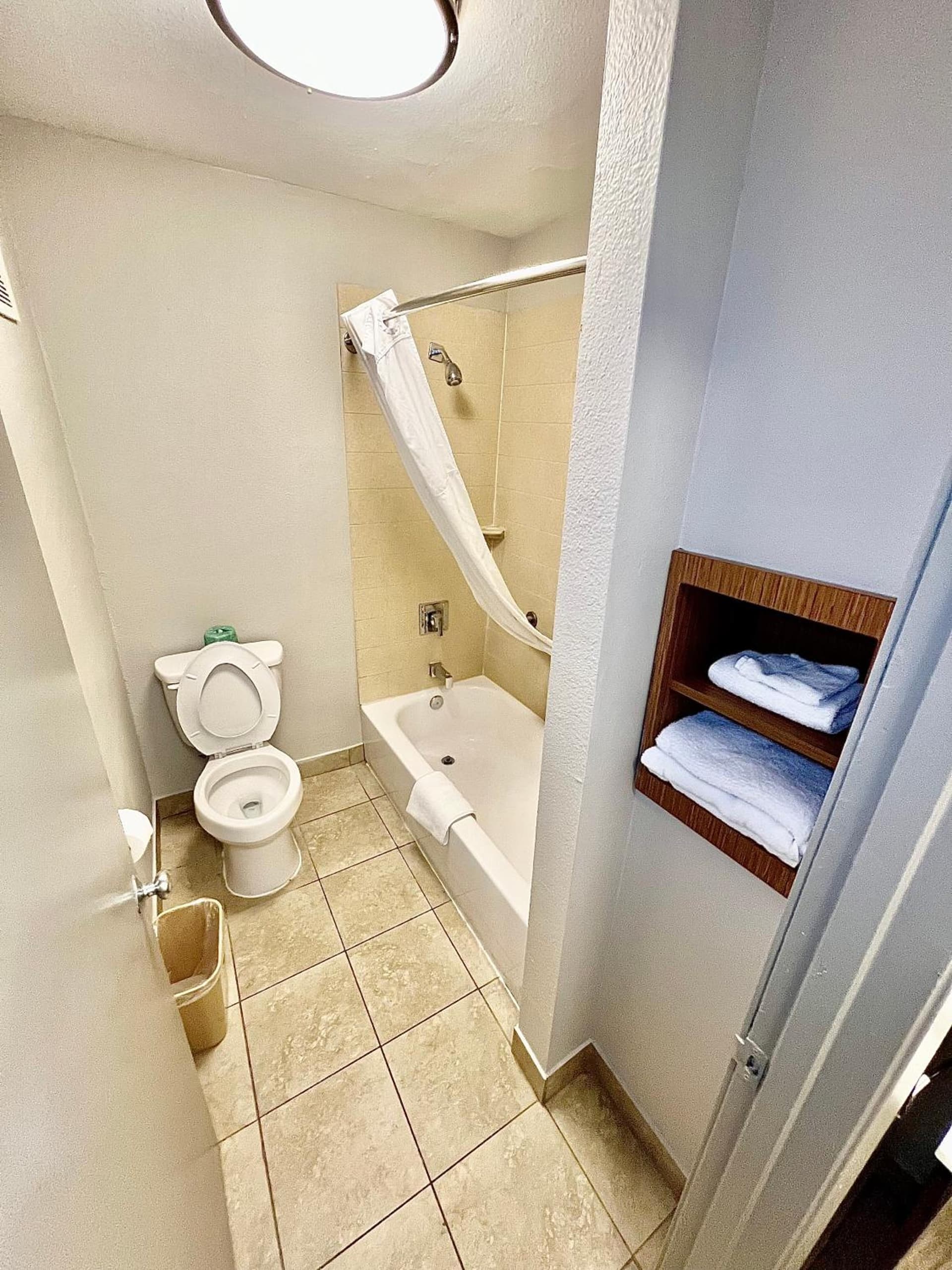 Days Inn & Suites by Wyndham Arlington Near Six Flags gallery photo in Arlington, TX — image 8