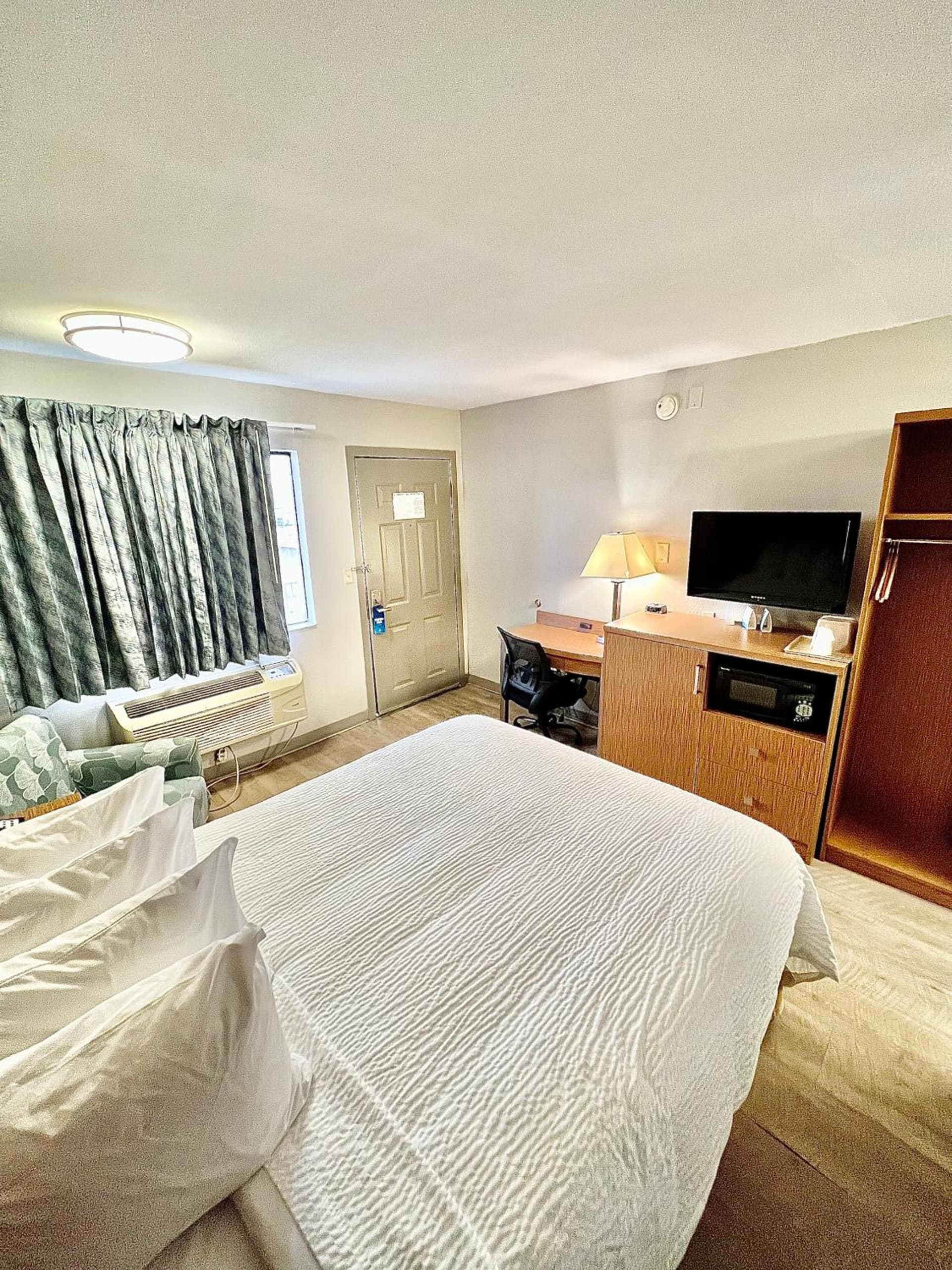 Days Inn & Suites by Wyndham Arlington Near Six Flags gallery photo in Arlington, TX — image 20