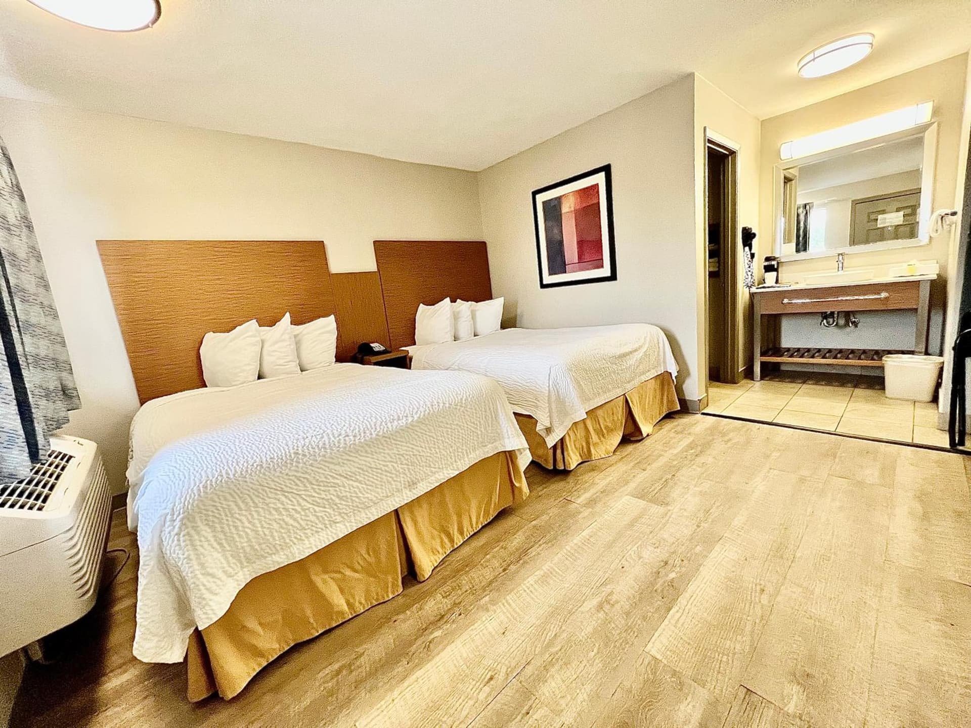 Days Inn & Suites by Wyndham Arlington Near Six Flags interior in Arlington, TX — gallery photo 2