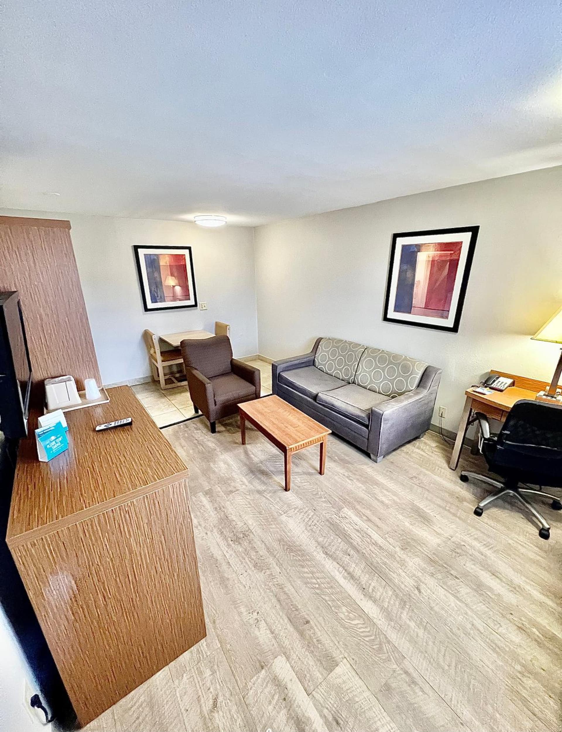 Days Inn & Suites by Wyndham Arlington Near Six Flags gallery photo in Arlington, TX — image 14