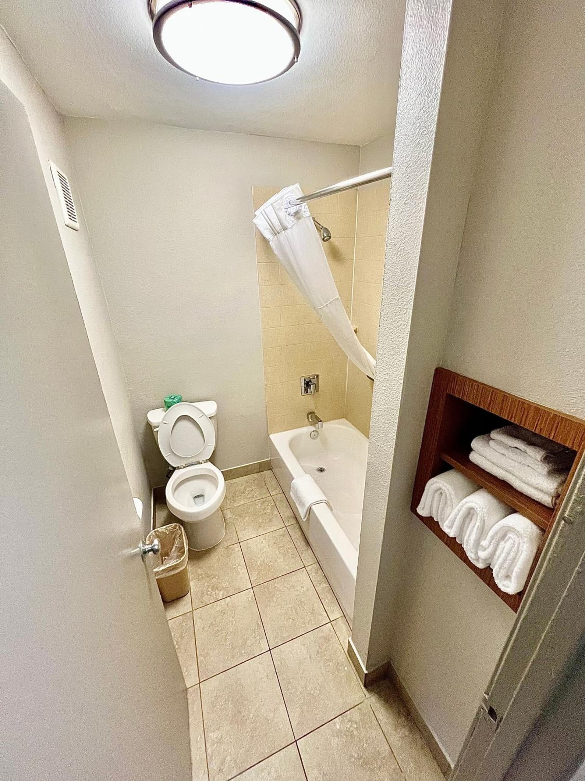 Days Inn & Suites by Wyndham Arlington Near Six Flags gallery photo in Arlington, TX — image 9