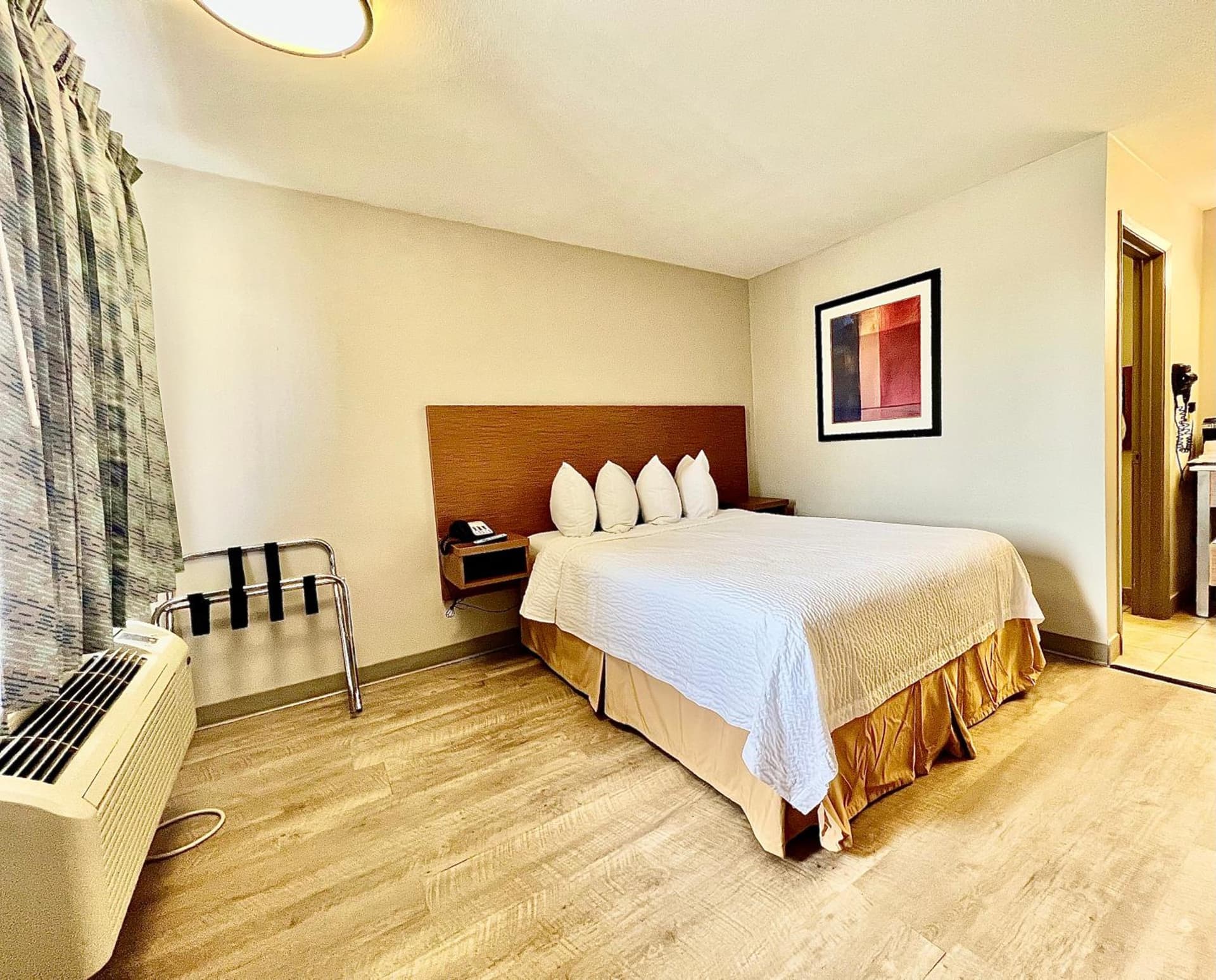 Days Inn & Suites by Wyndham Arlington Near Six Flags gallery photo in Arlington, TX — image 6