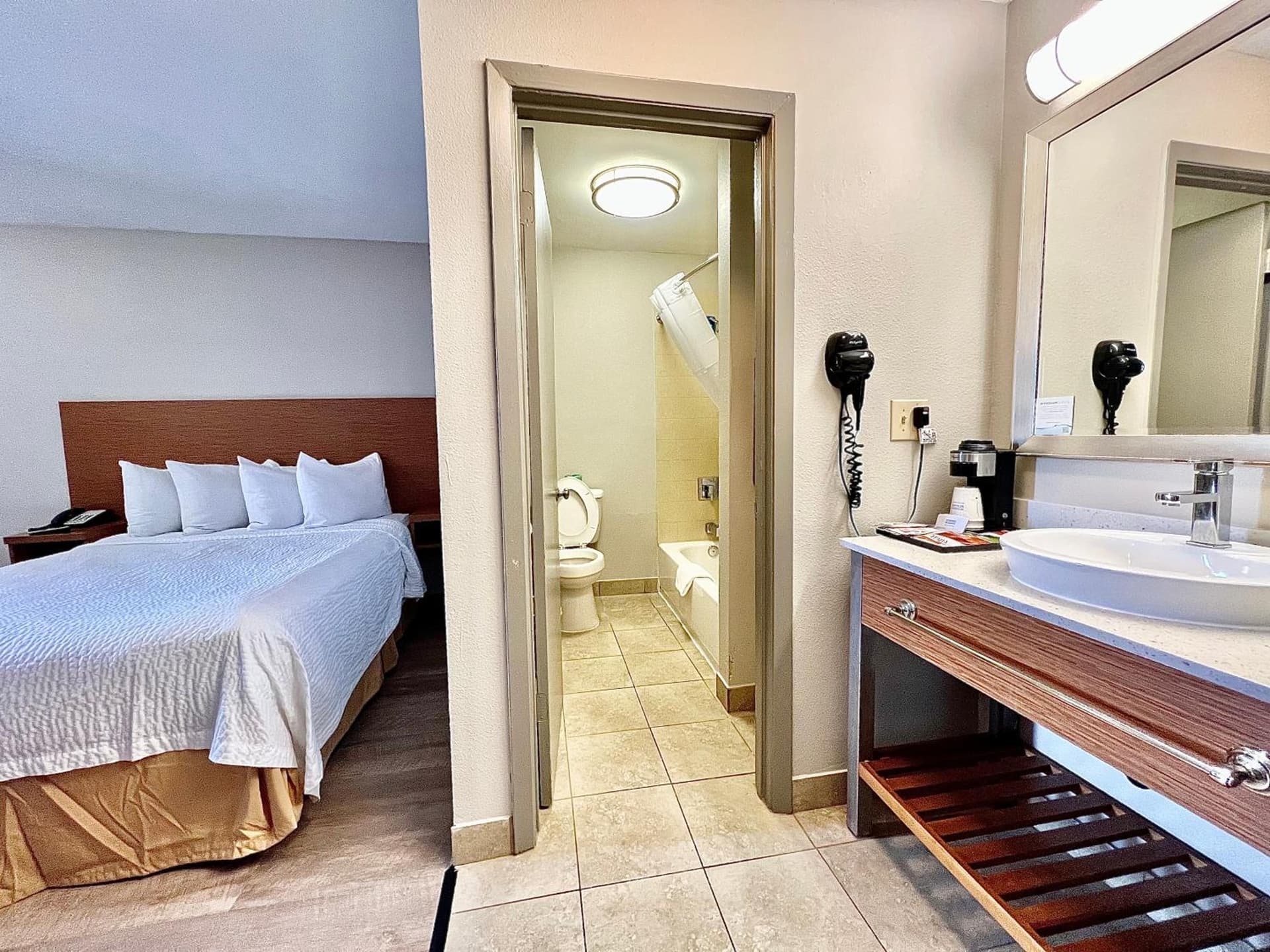 Days Inn & Suites by Wyndham Arlington Near Six Flags gallery photo in Arlington, TX — image 7
