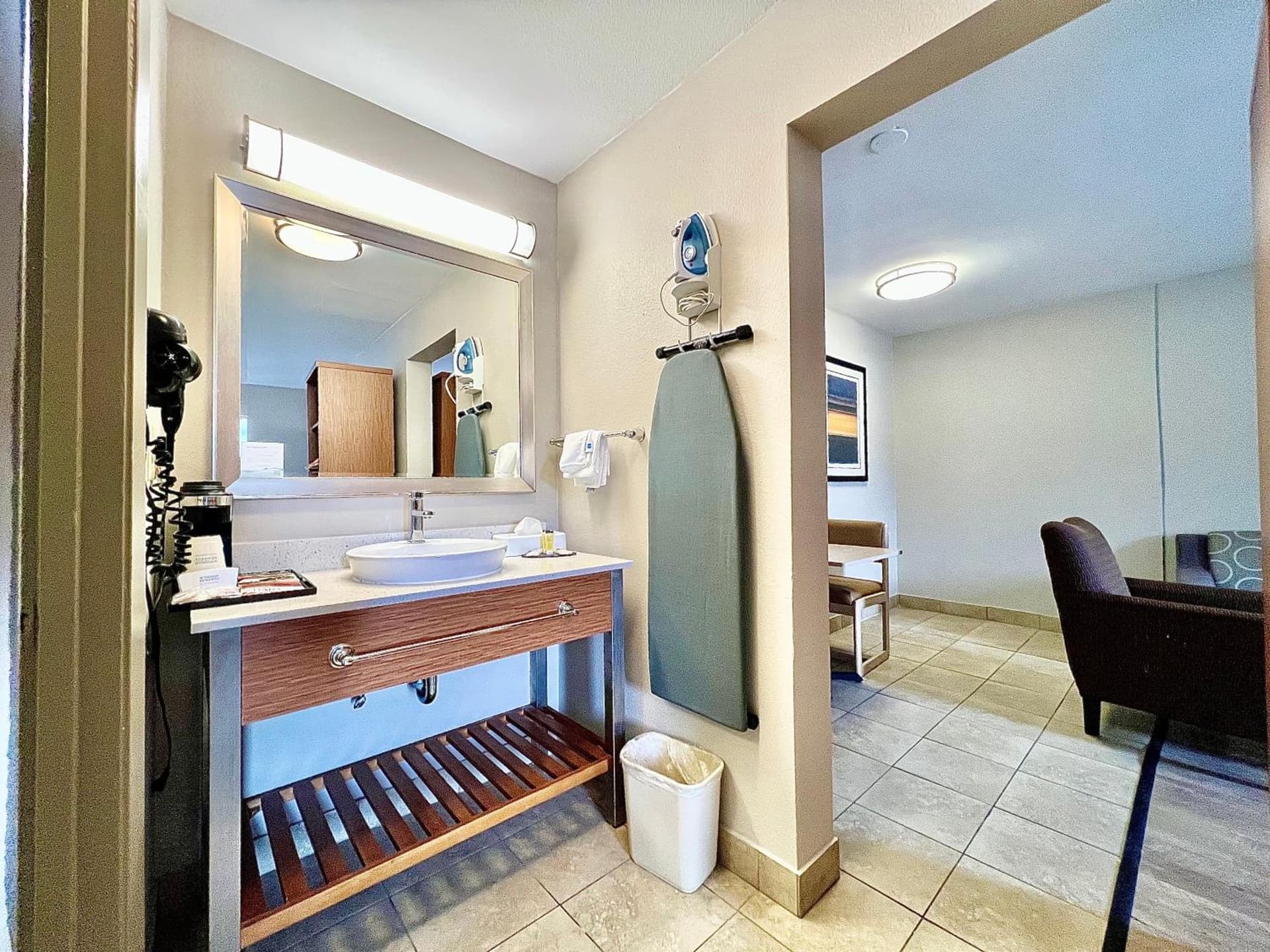 Days Inn & Suites by Wyndham Arlington Near Six Flags gallery photo in Arlington, TX — image 4