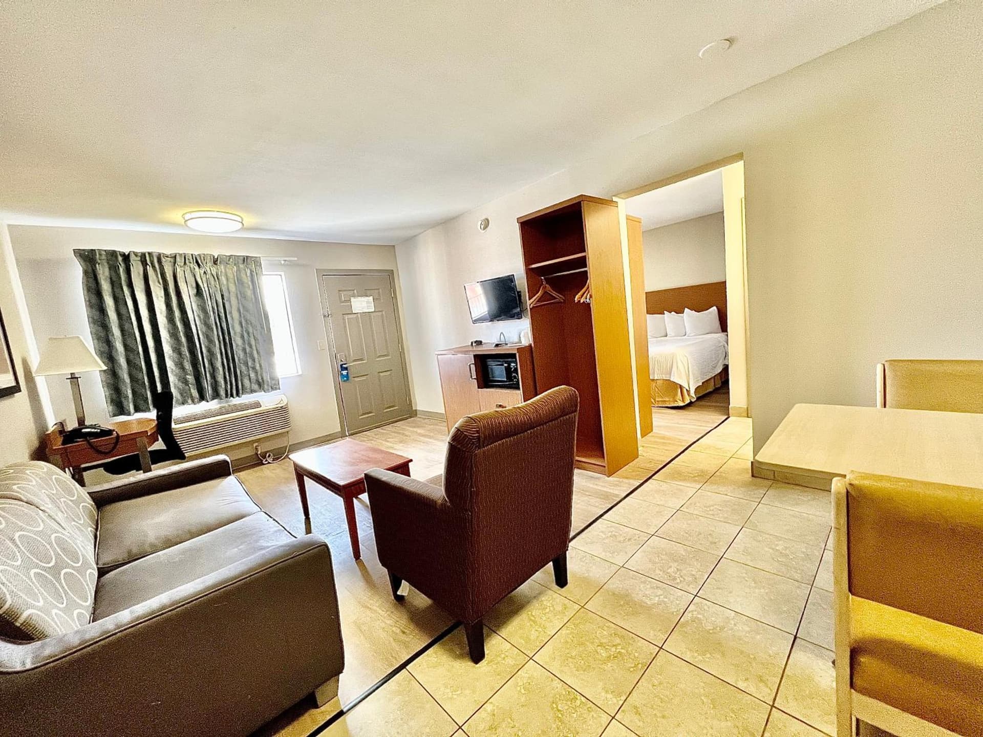 Days Inn & Suites by Wyndham Arlington Near Six Flags gallery photo in Arlington, TX — image 13