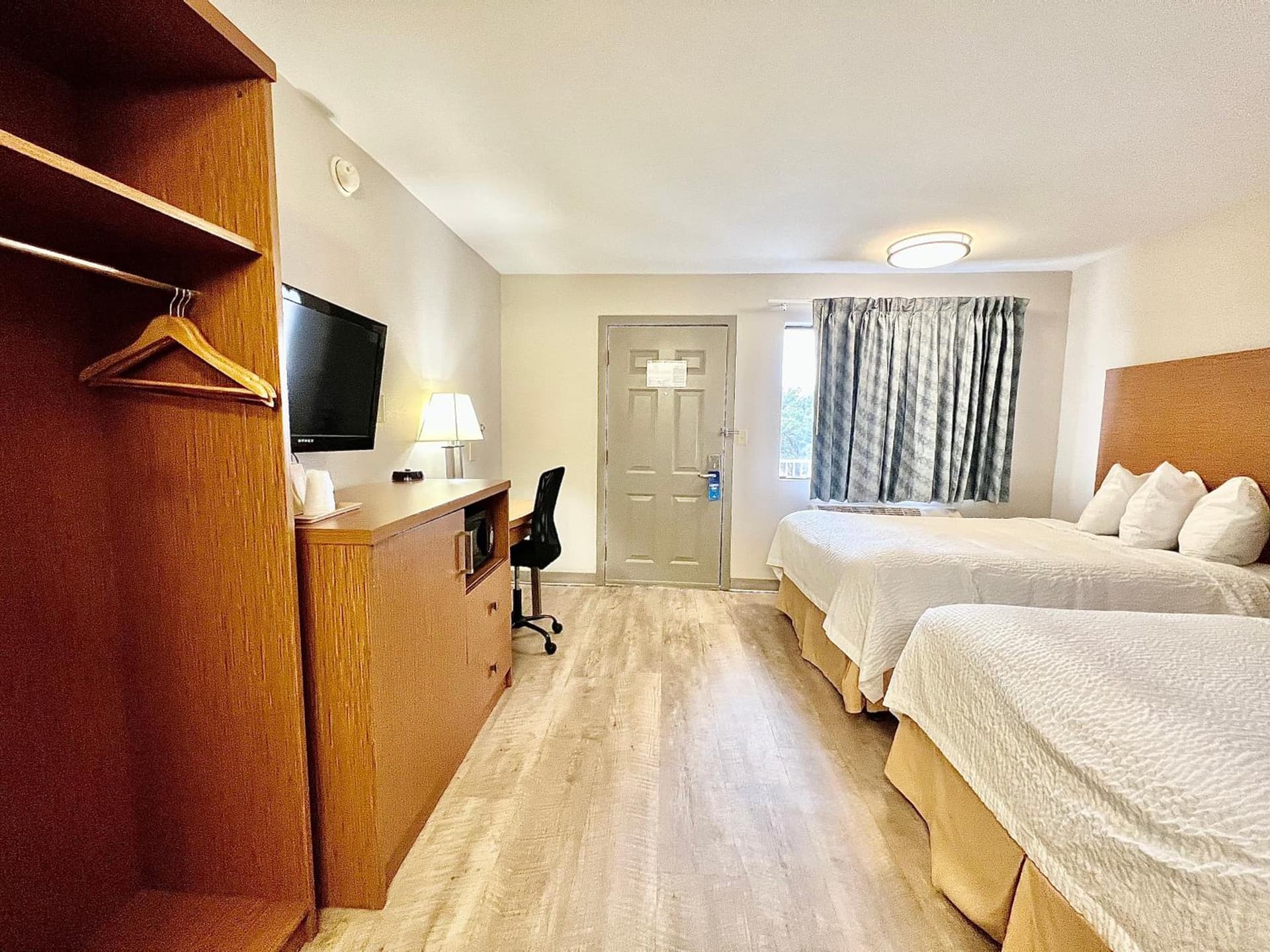 Days Inn & Suites by Wyndham Arlington Near Six Flags gallery photo in Arlington, TX — image 25