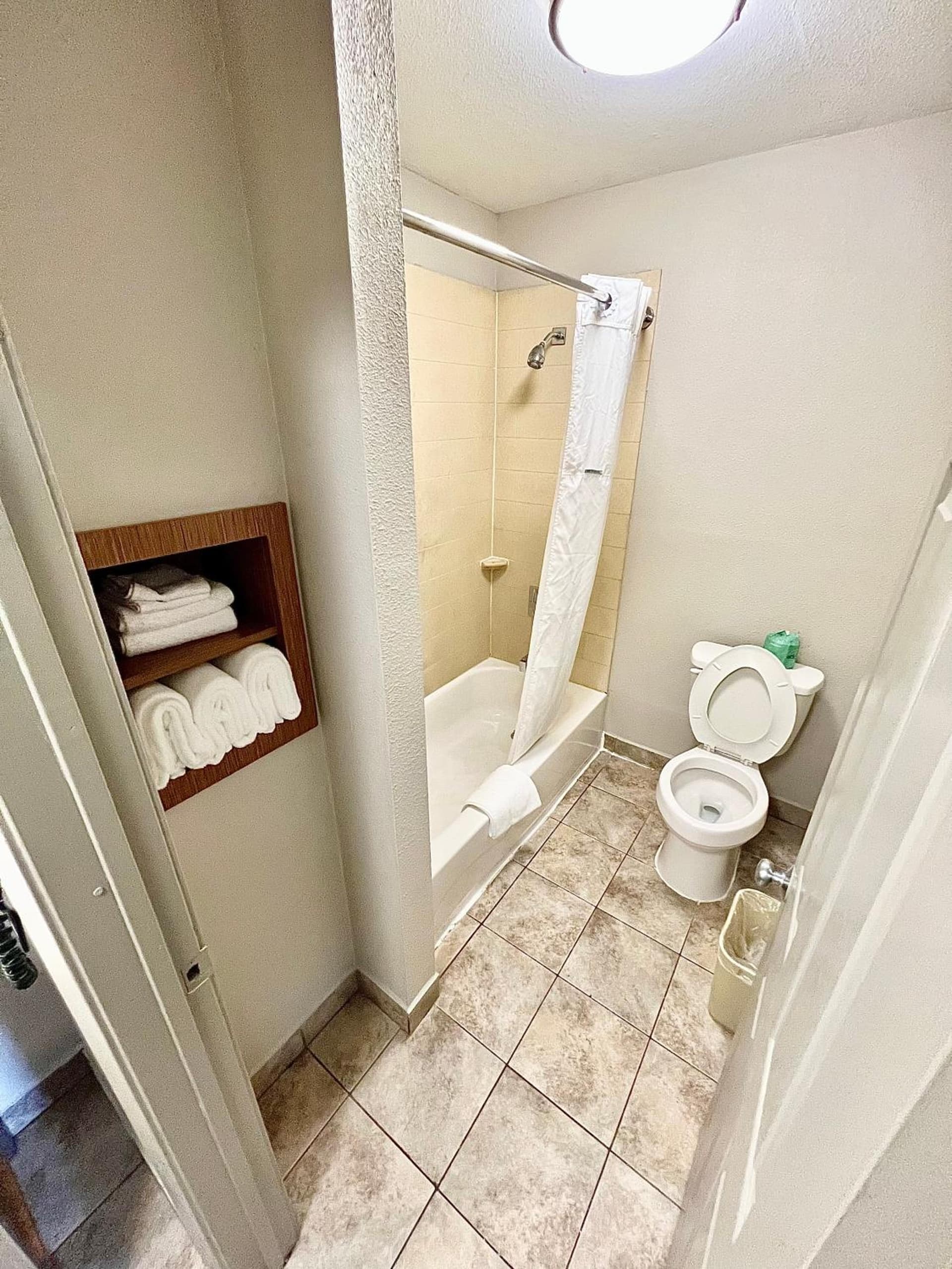 Days Inn & Suites by Wyndham Arlington Near Six Flags gallery photo in Arlington, TX — image 28