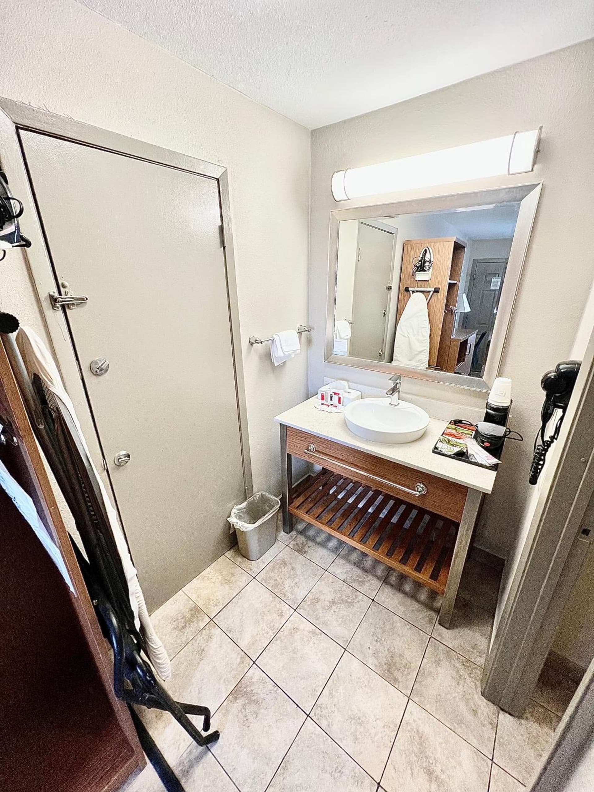 Days Inn & Suites by Wyndham Arlington Near Six Flags gallery photo in Arlington, TX — image 16