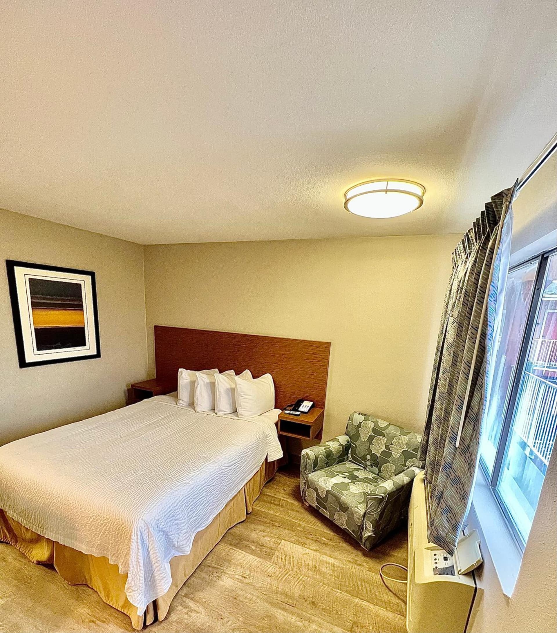 Days Inn & Suites by Wyndham Arlington Near Six Flags gallery photo in Arlington, TX — image 15