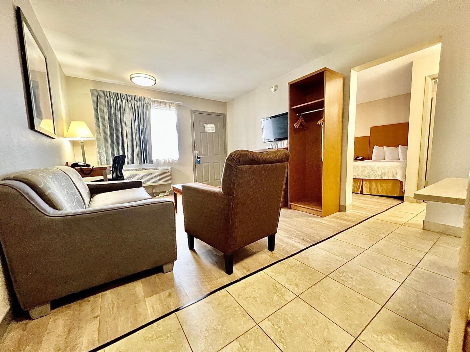 Days Inn & Suites by Wyndham Arlington Near Six Flags gallery photo in Arlington, TX — image 24