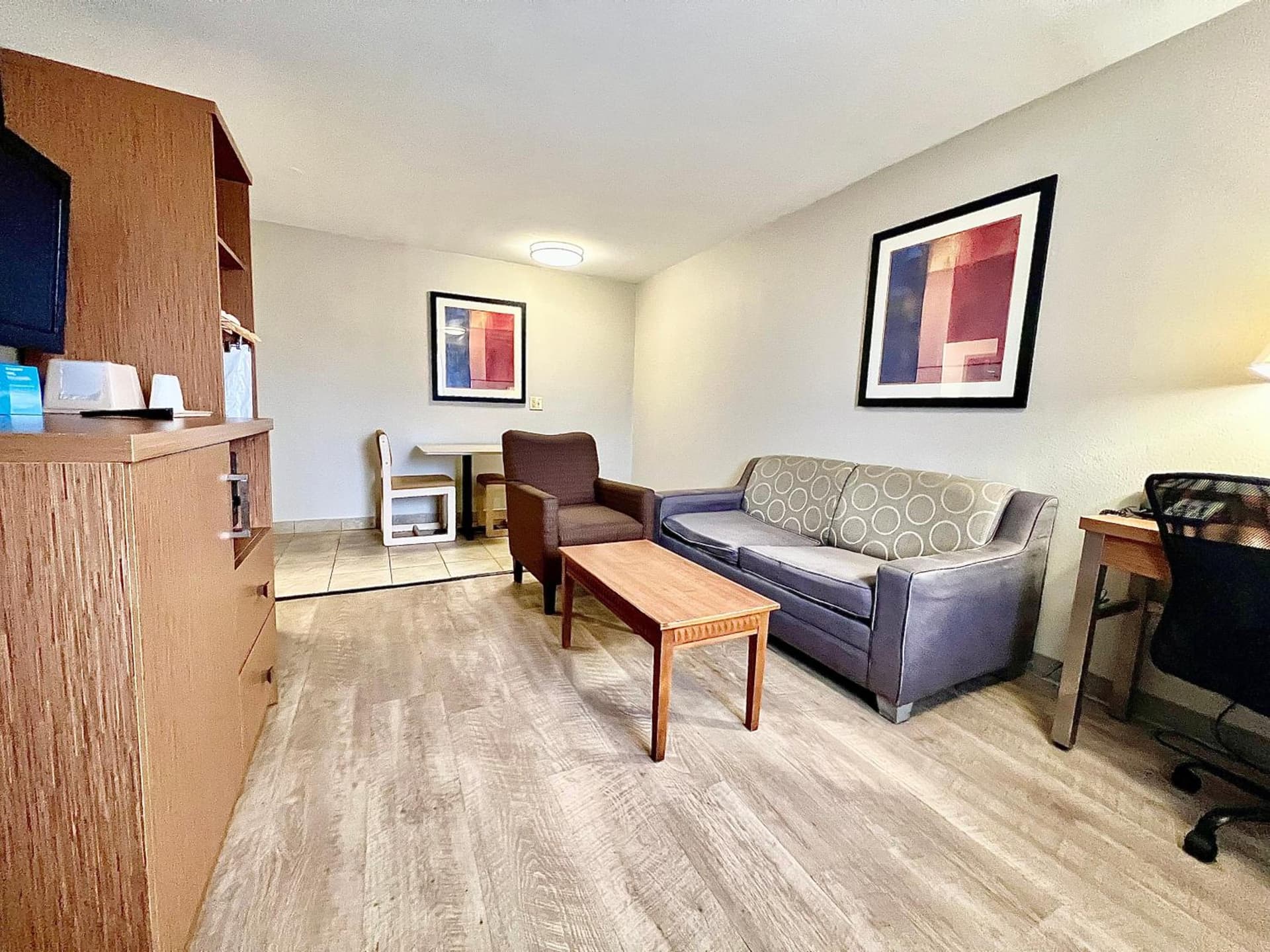 Days Inn & Suites by Wyndham Arlington Near Six Flags gallery photo in Arlington, TX — image 22