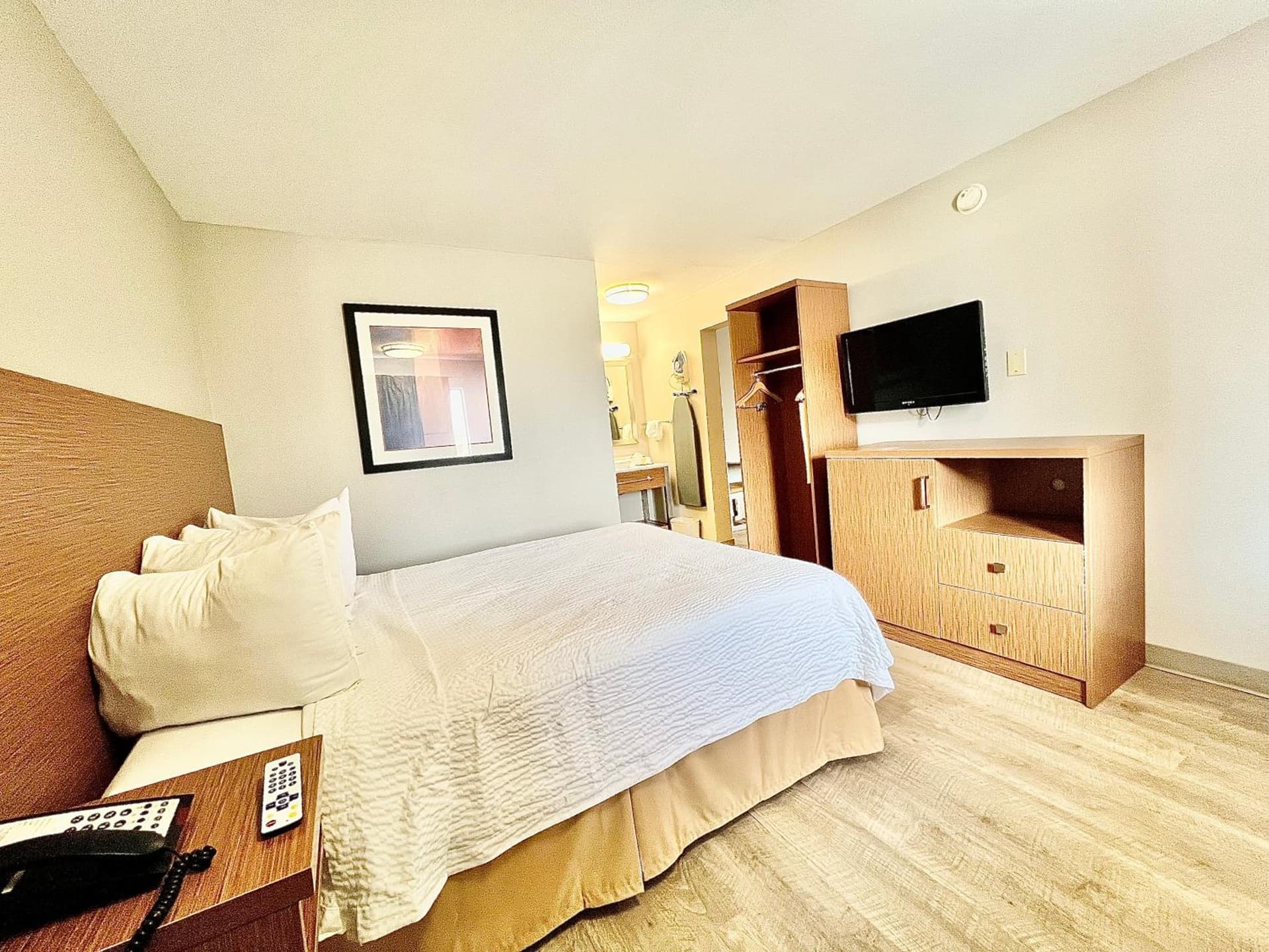 Days Inn & Suites by Wyndham Arlington Near Six Flags gallery photo in Arlington, TX — image 27