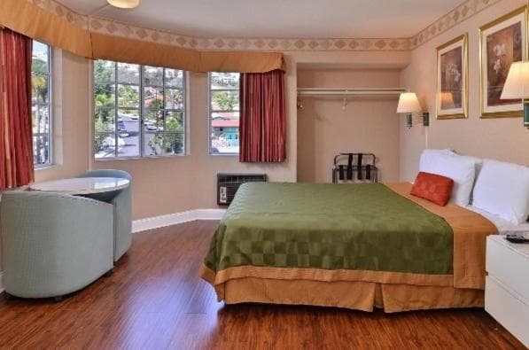 Americas Best Value Inn San Clemente Beach property views in San Clemente, CA — gallery photo 3